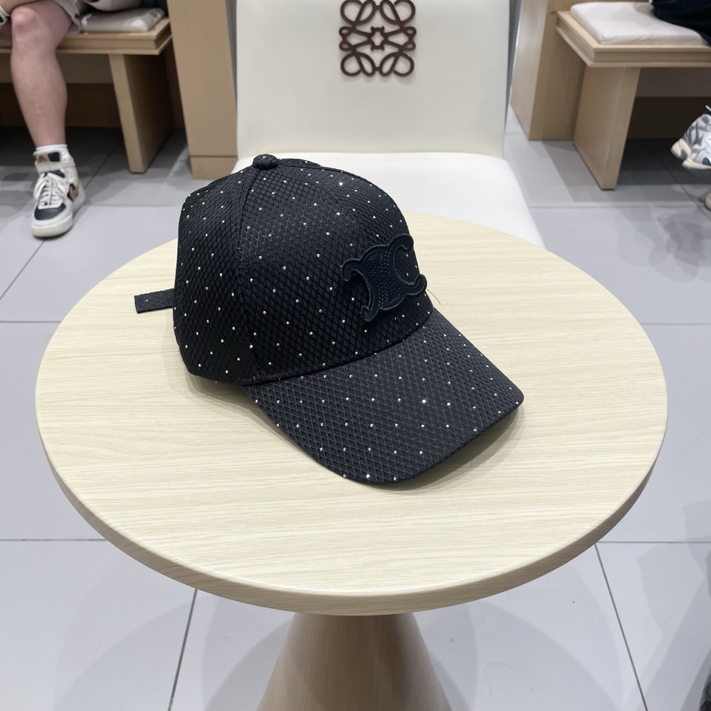  CELINE（塞琳）棒球帽🧢
必须要拥有这样一款帽子。
简简单单但很有辨识度 走在人群中一眼就能吸引住
