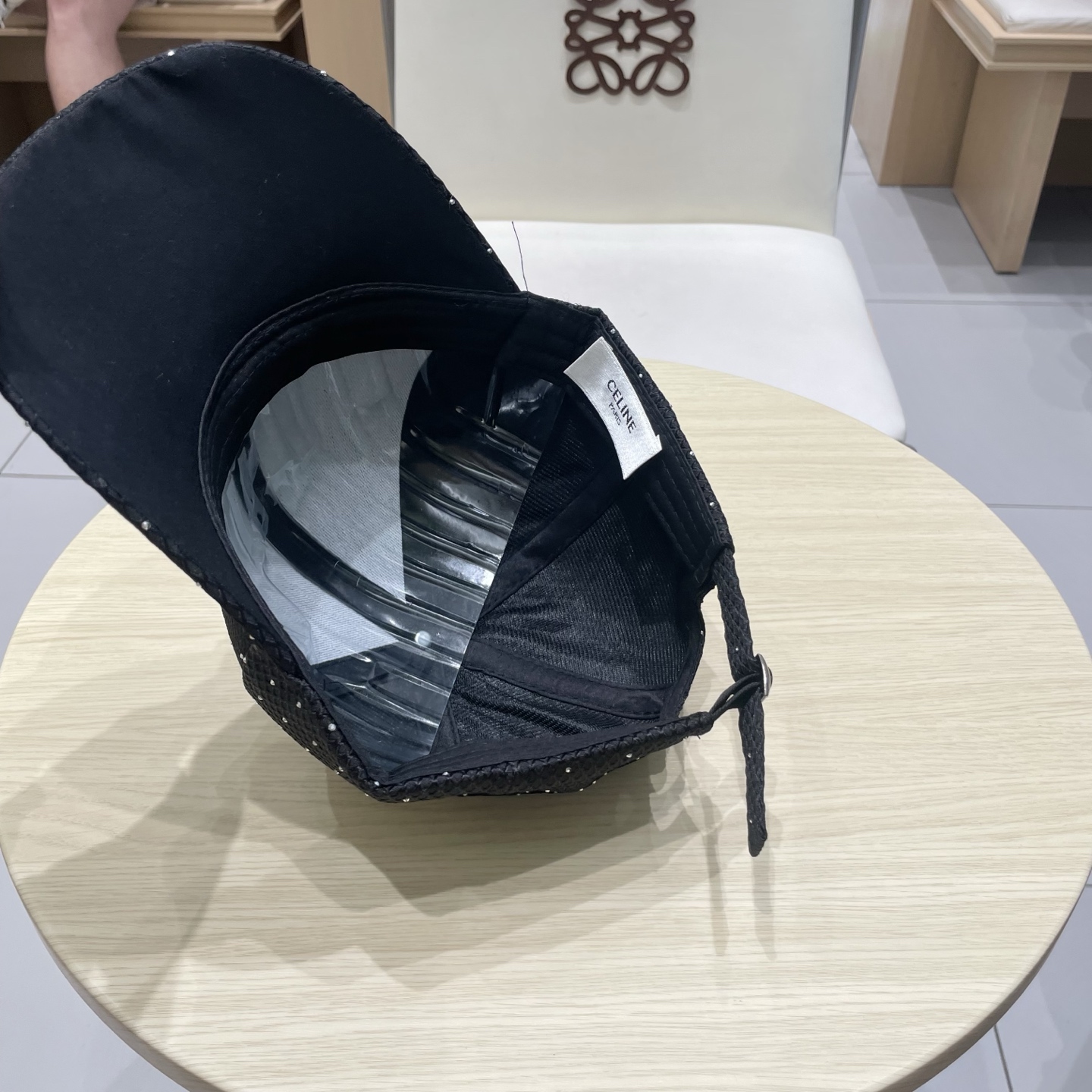  CELINE（塞琳）棒球帽🧢
必须要拥有这样一款帽子。
简简单单但很有辨识度 走在人群中一眼就能吸引住