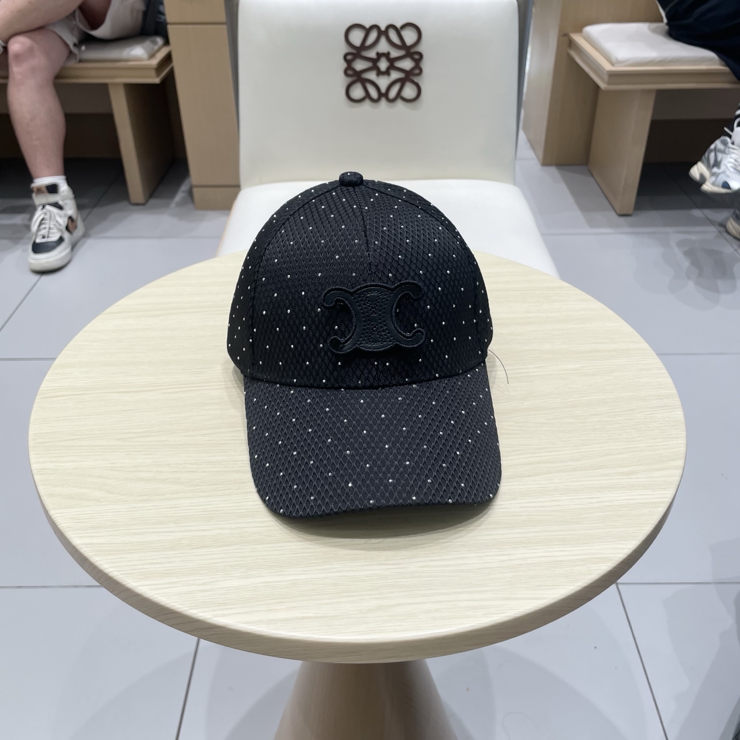 CELINE（塞琳）棒球帽🧢
必须要拥有这样一款帽子。
简简单单但很有辨识度 走在人群中一眼就能吸引住