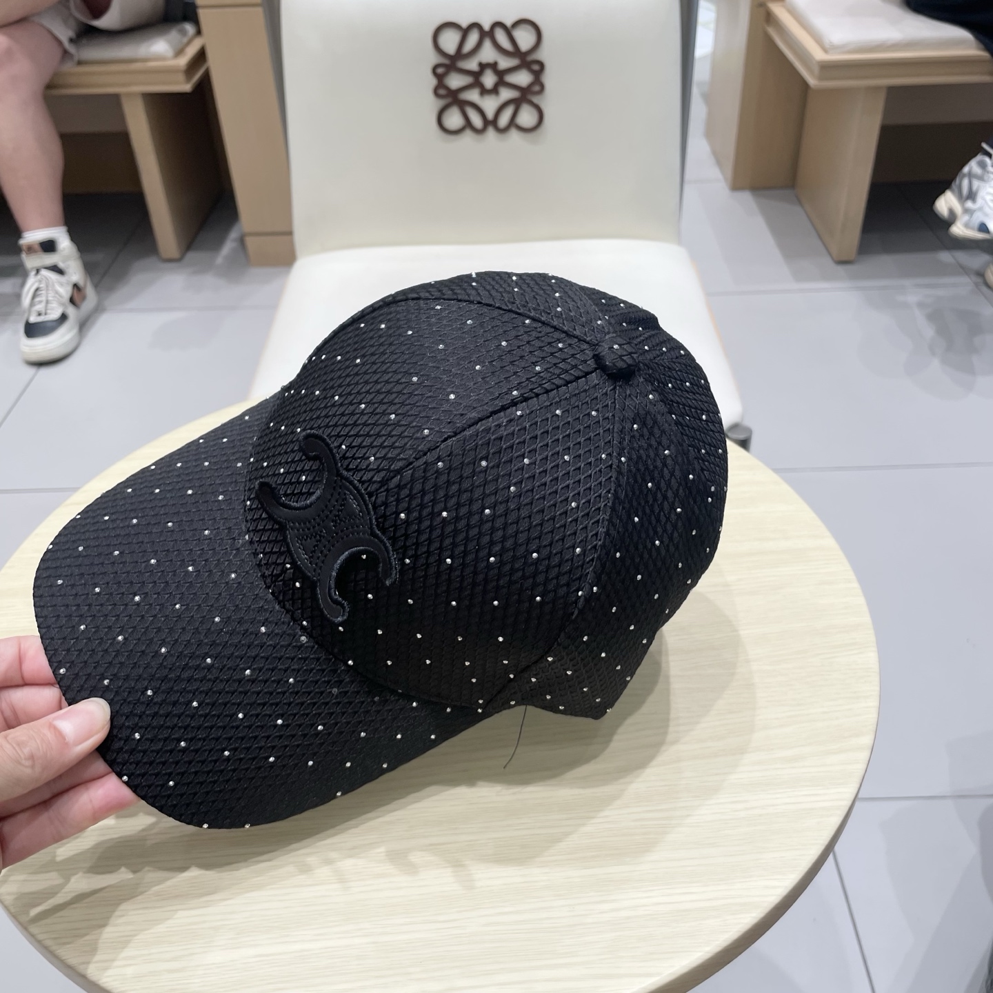  CELINE（塞琳）棒球帽🧢
必须要拥有这样一款帽子。
简简单单但很有辨识度 走在人群中一眼就能吸引住