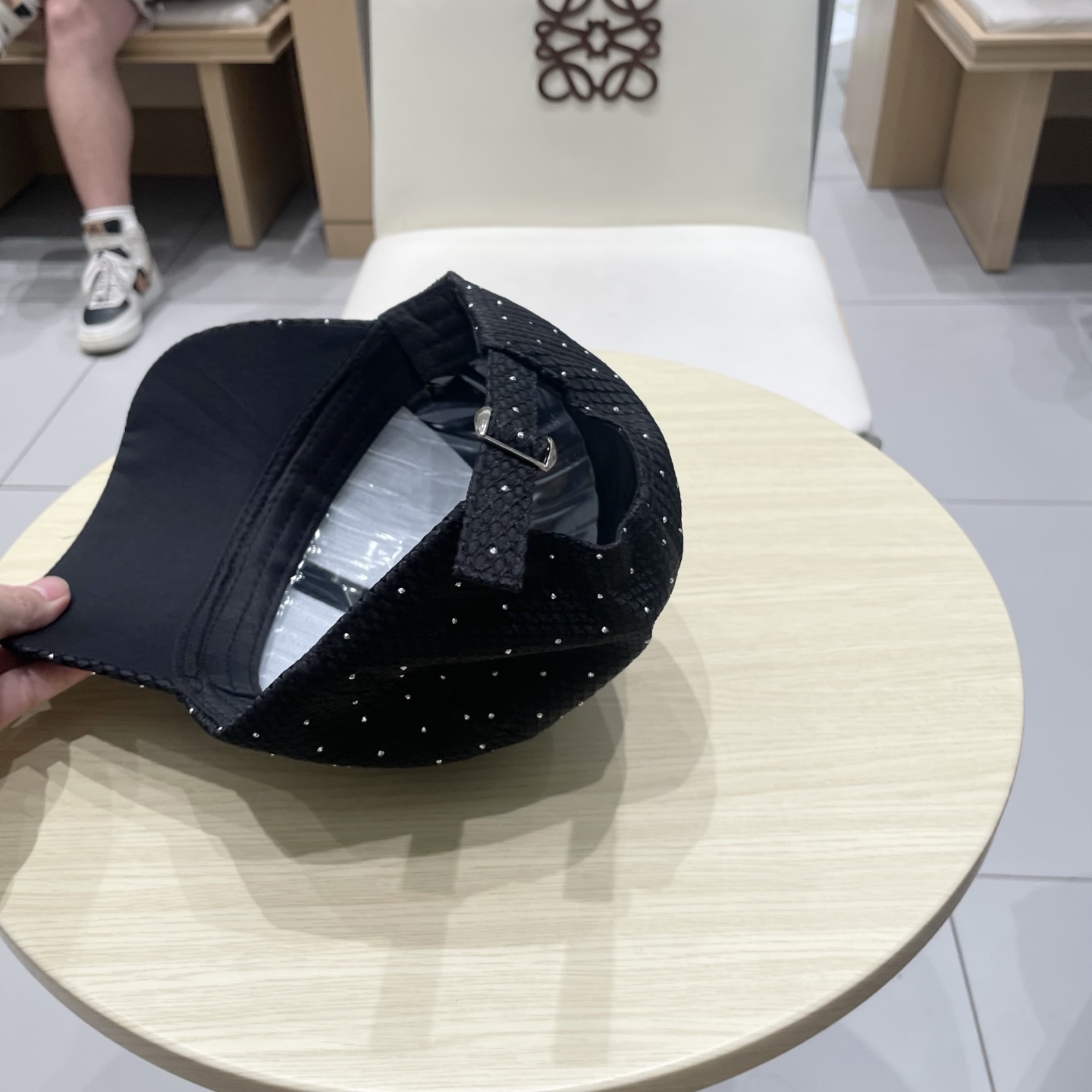  CELINE（塞琳）棒球帽🧢
必须要拥有这样一款帽子。
简简单单但很有辨识度 走在人群中一眼就能吸引住