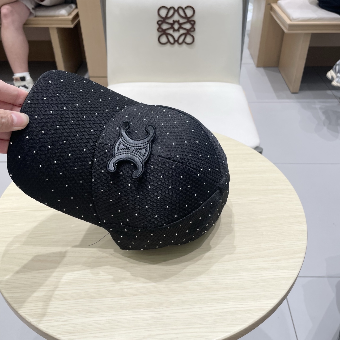  CELINE（塞琳）棒球帽🧢
必须要拥有这样一款帽子。
简简单单但很有辨识度 走在人群中一眼就能吸引住