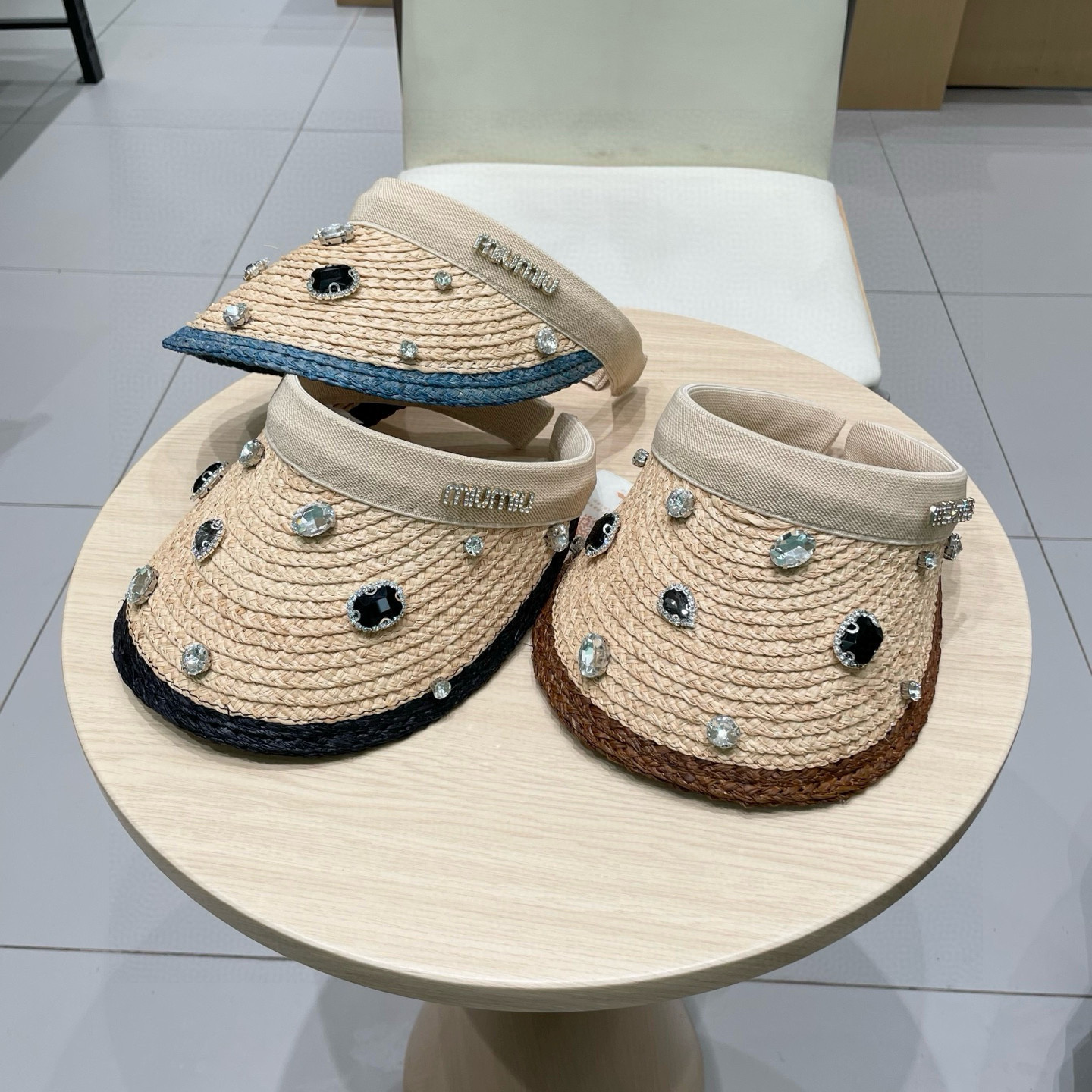    缪缪miumiu欧洲站夏季新款小众设计重工水钻镶嵌大檐草帽度假防晒空顶帽