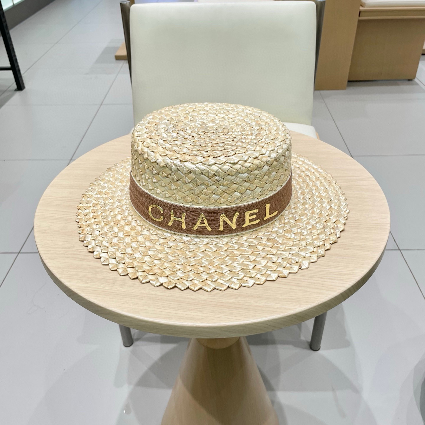  Chanel香奈儿跨境新款菠萝花麦秆草帽黑边草帽夏季凹造型防晒帽子女士平顶帽潮