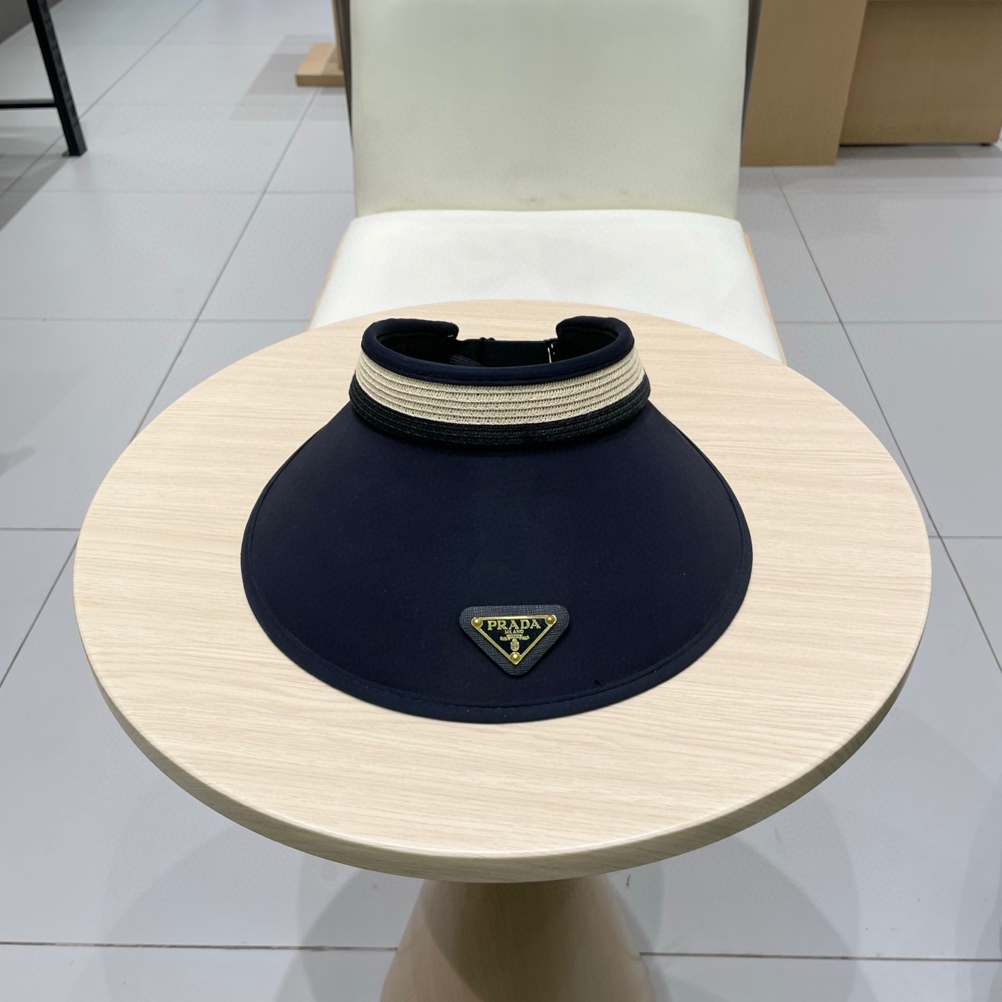  🆕 Prada 普拉达新款 大帽沿空顶帽，
一整个高级住了 今年夏季的爆款面料，轻盈舒适  高品质🤍