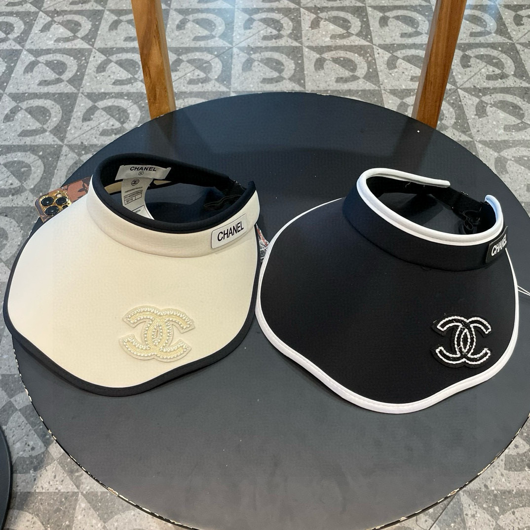  香奈儿CHANEL
空顶帽，夏天必备单品，因为真的太好搭，夏天搭配清凉夏日风情真的超级文艺范～随便一身