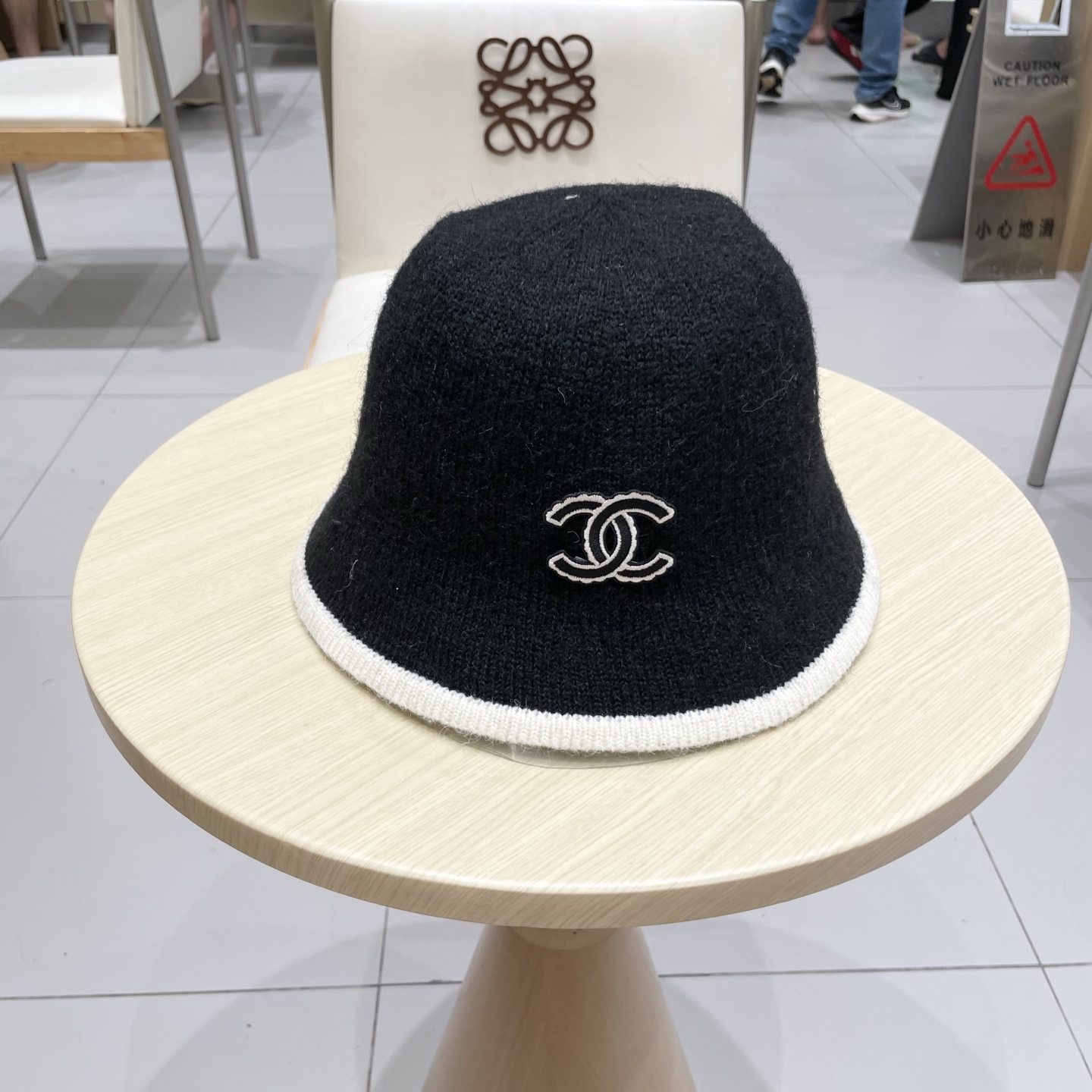 NO:587821,chanel Chanel Xiaohongshu popular new knitted plush fisherman hat women's autumn and winter high-end bucket hat Japanese face-showing small fur hat fisherman hat baseball cap knitted hat, hat, chanel, chanel, espadrilles, hats19860909chanel香奈儿小红书爆款新款针织毛绒渔夫帽子女秋冬高级感水桶帽日系显脸小毛帽子渔夫帽棒球帽针织帽,帽子,chanel,chanel,espadrilles,hats,hat