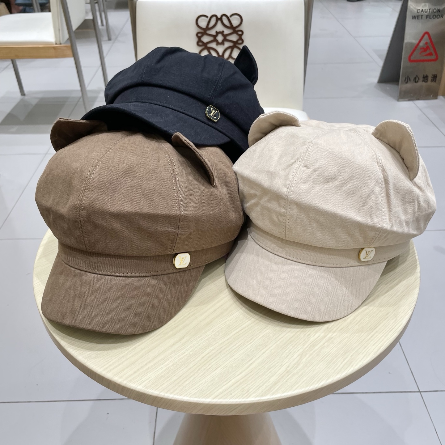 路易威登棒球帽 LouisVuitto2条纹可爱耳朵休闲时尚百搭街头出游八角帽画家帽新款