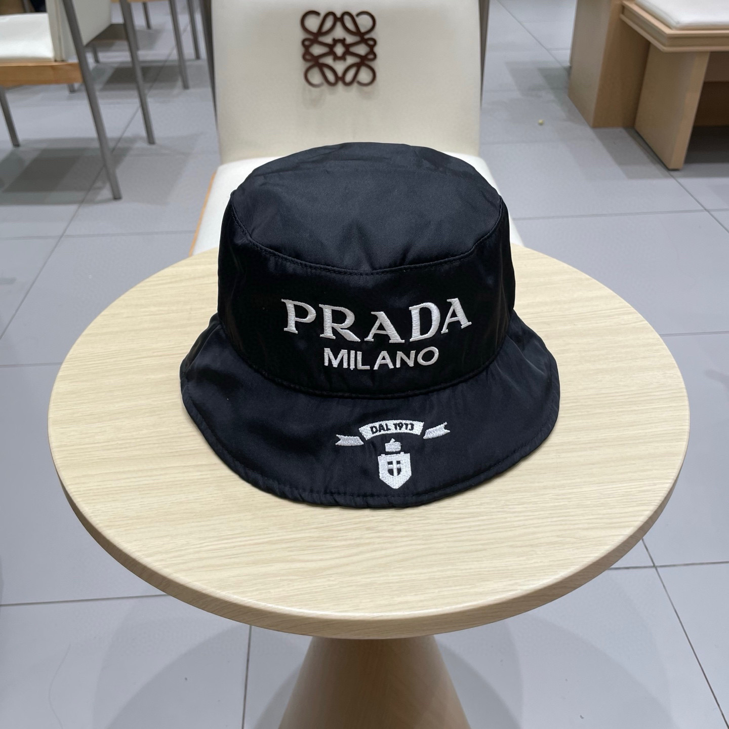  PRADA普拉达天锦纶渔夫帽现货开抢！被明星网红邂逅无数的经典渔夫，火爆无比！进口锦纶面料，高级抗皱，