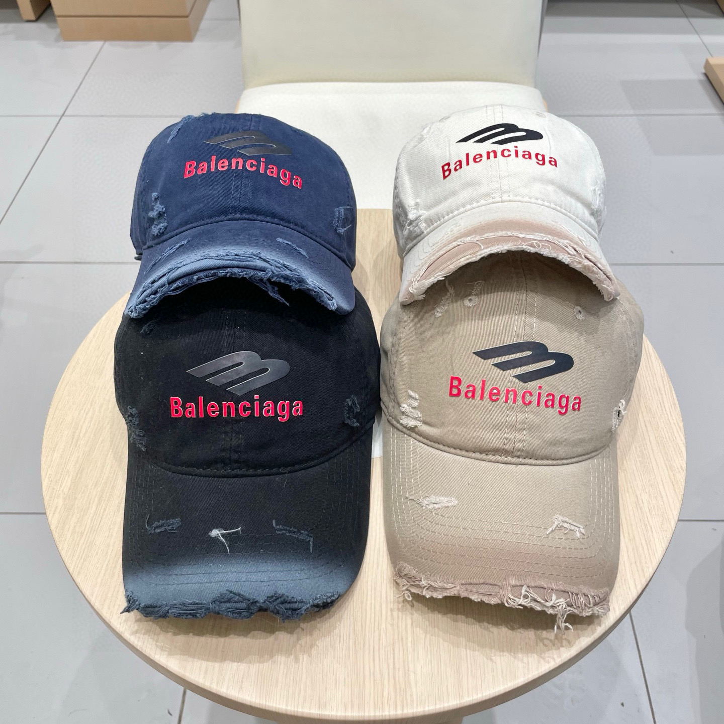 BALENCIAGA巴黎世家新款logo棒球帽，很酷的色系，男女佩戴都有不同style，第一批抢先出货