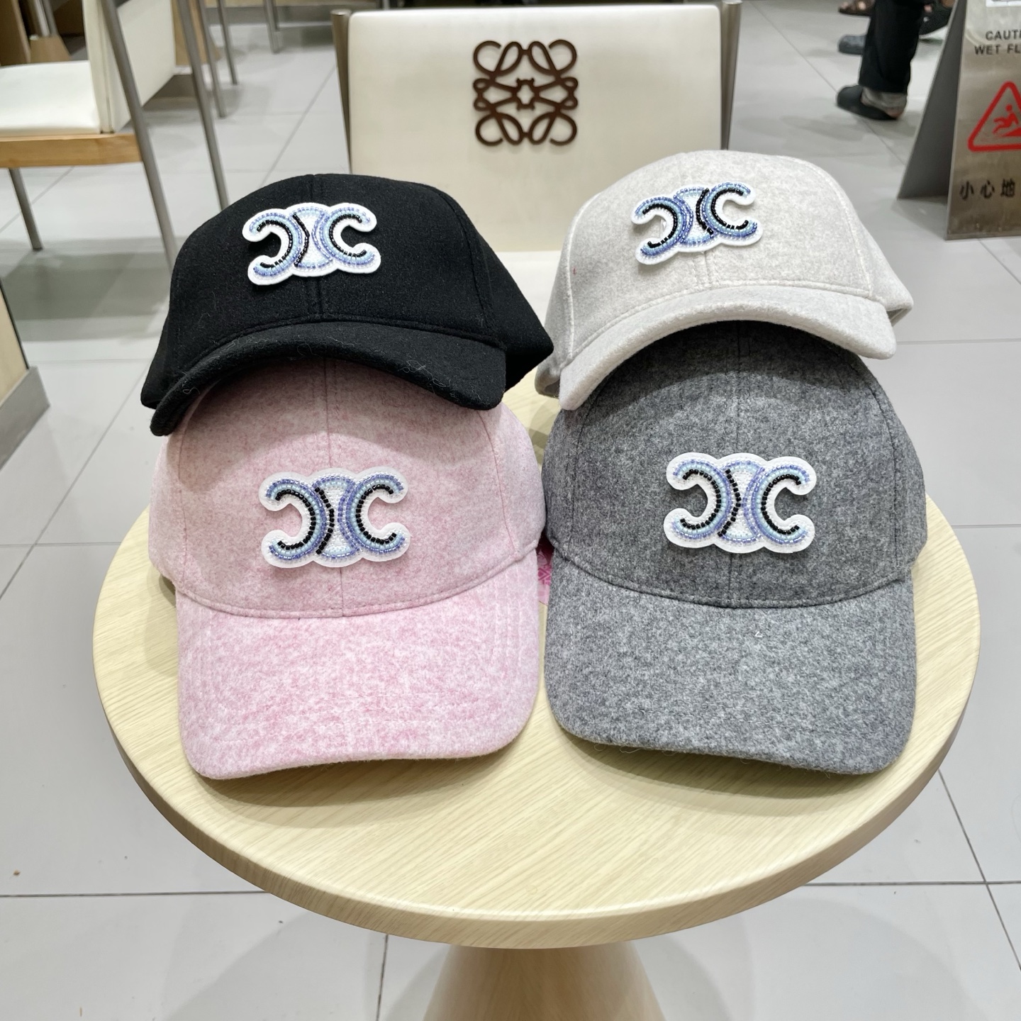 CELINE 塞琳 秋冬新款 🆕 棒球帽 🧢 
logo楦型 通通不一专柜热卖款
完美版型，原厂品质，独