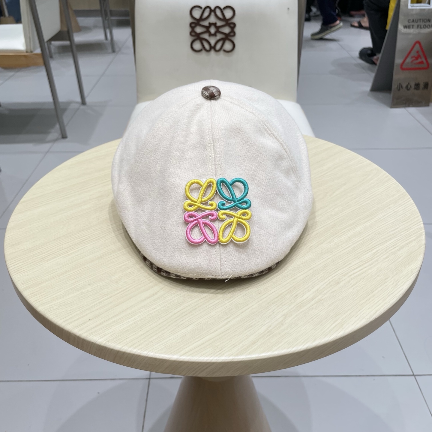 NO:689941,Loewe's new duckbill forward hat, classic painter's hat, unisex hat, fisherman hat, baseball cap, knitted hat, hat, loewe, espadrilles, hats19860909罗意威新款鸭舌前进帽,经典画家帽 男女通用帽子渔夫帽棒球帽针织帽,帽子,loewe,espadrilles,hats,hat