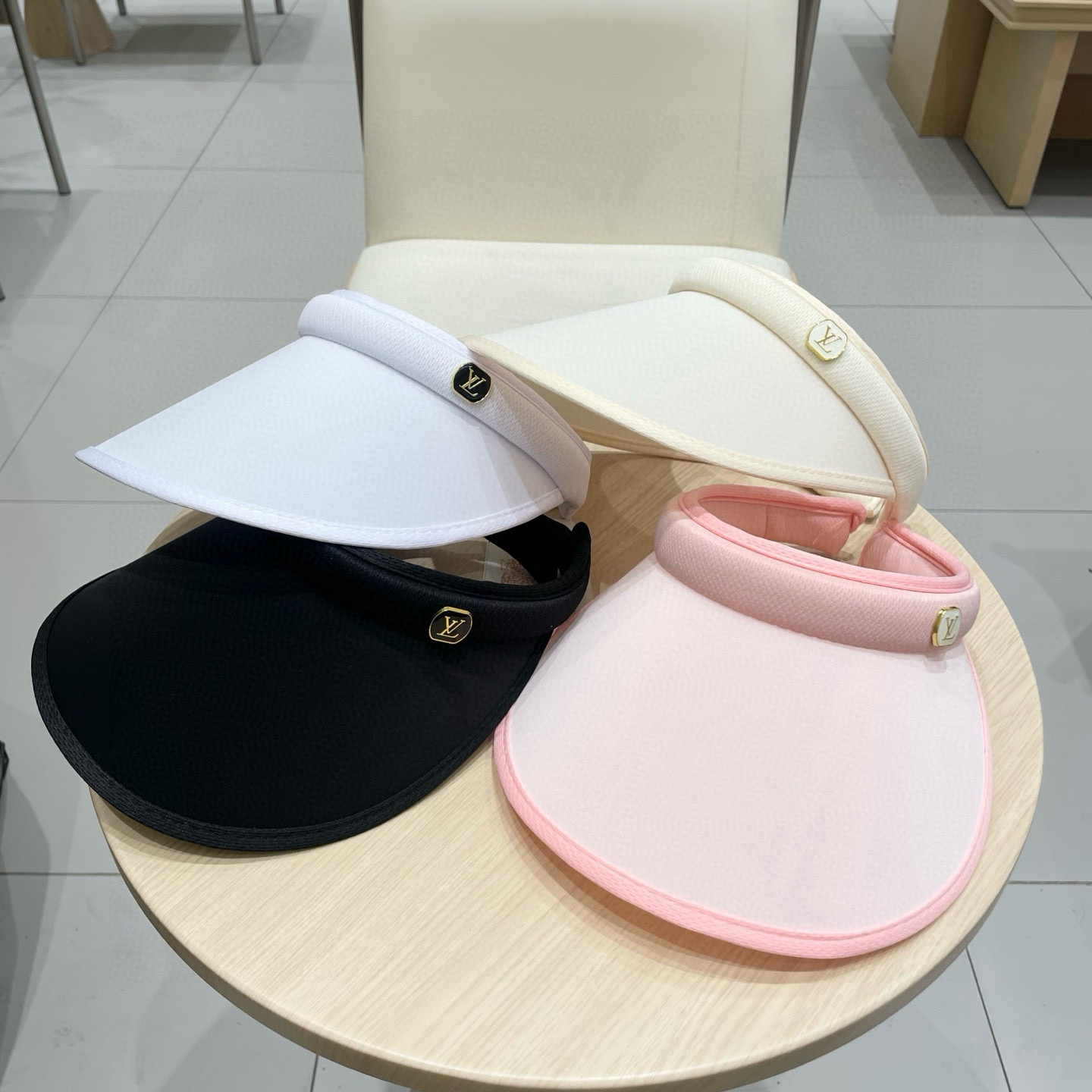  LV 路易威登 Louis Vuitton 😎春夏空顶帽
空顶帽通勤必备 一秒高颅顶 视觉显脸小
早八