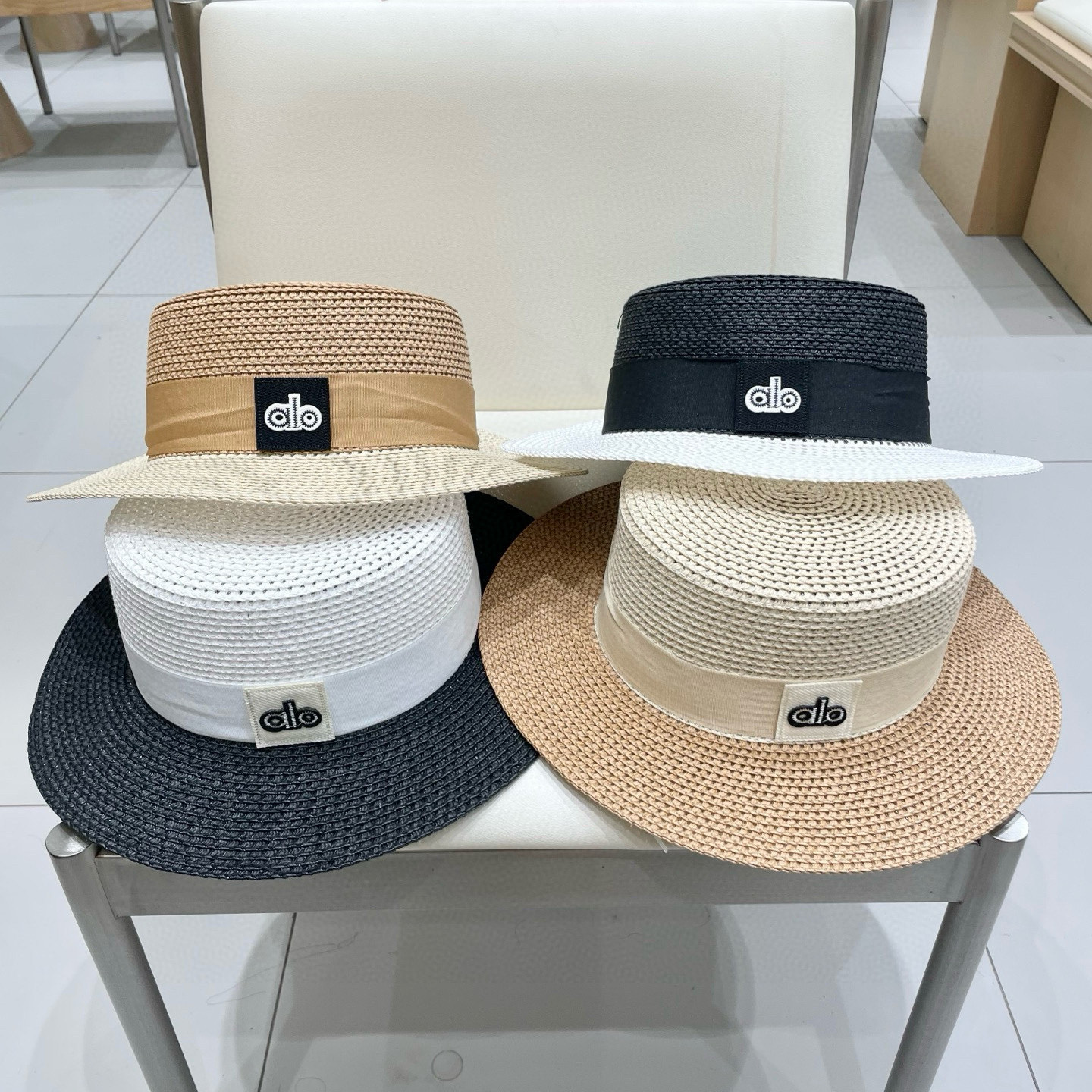  alo 新款草帽来啦~
拼色草帽季 必入款！ 大牌高级感十足！