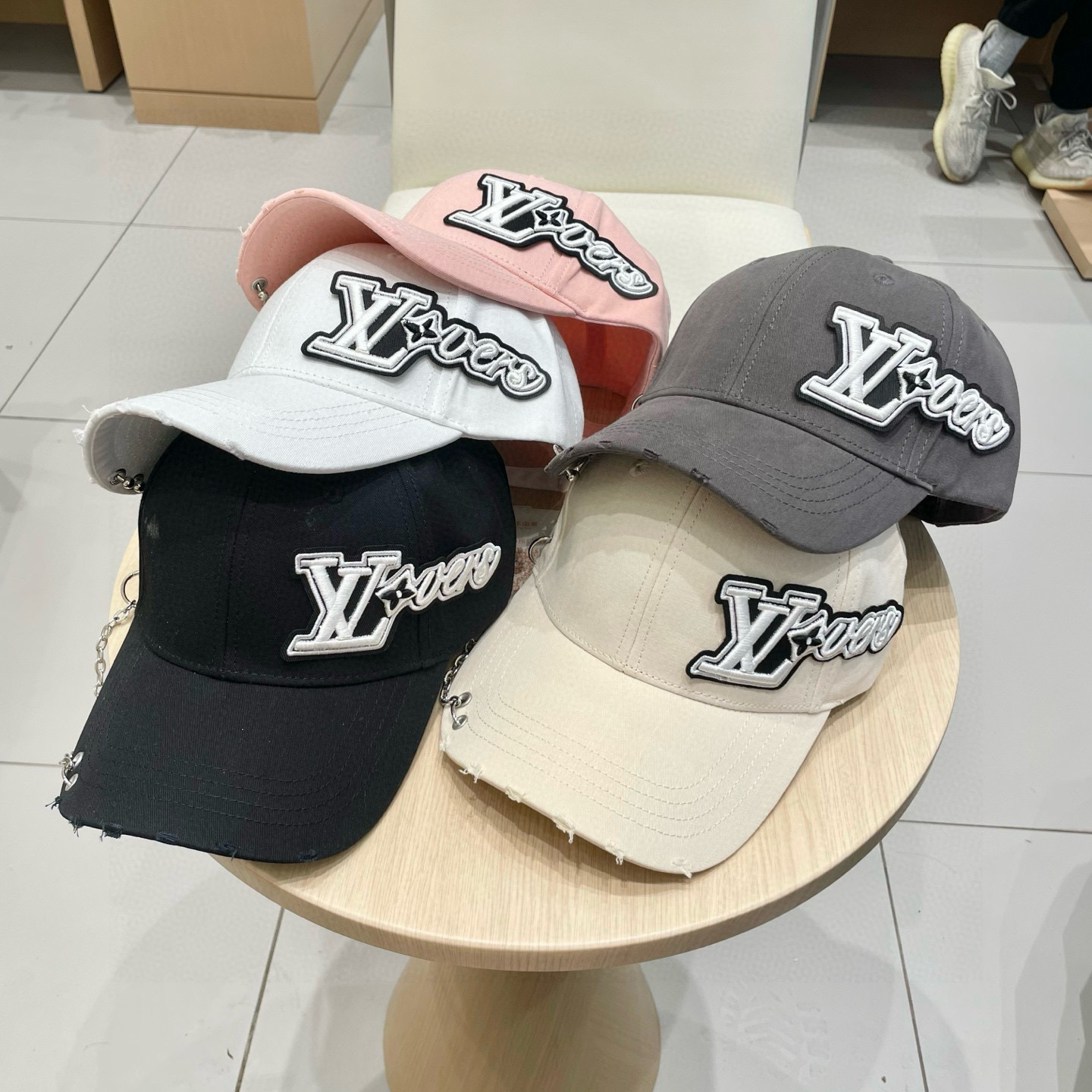   lv路易威登高端潮牌春夏新款四季百搭男女个性时尚铁环显脸小鸭舌帽棒球帽子