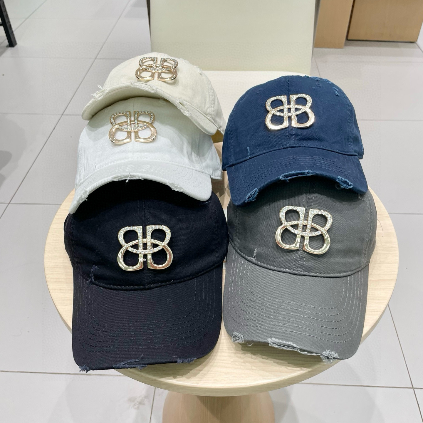  BALENCIAGA巴黎世家2025新款logo棒球帽，很酷的色系，巴黎粉必入款！