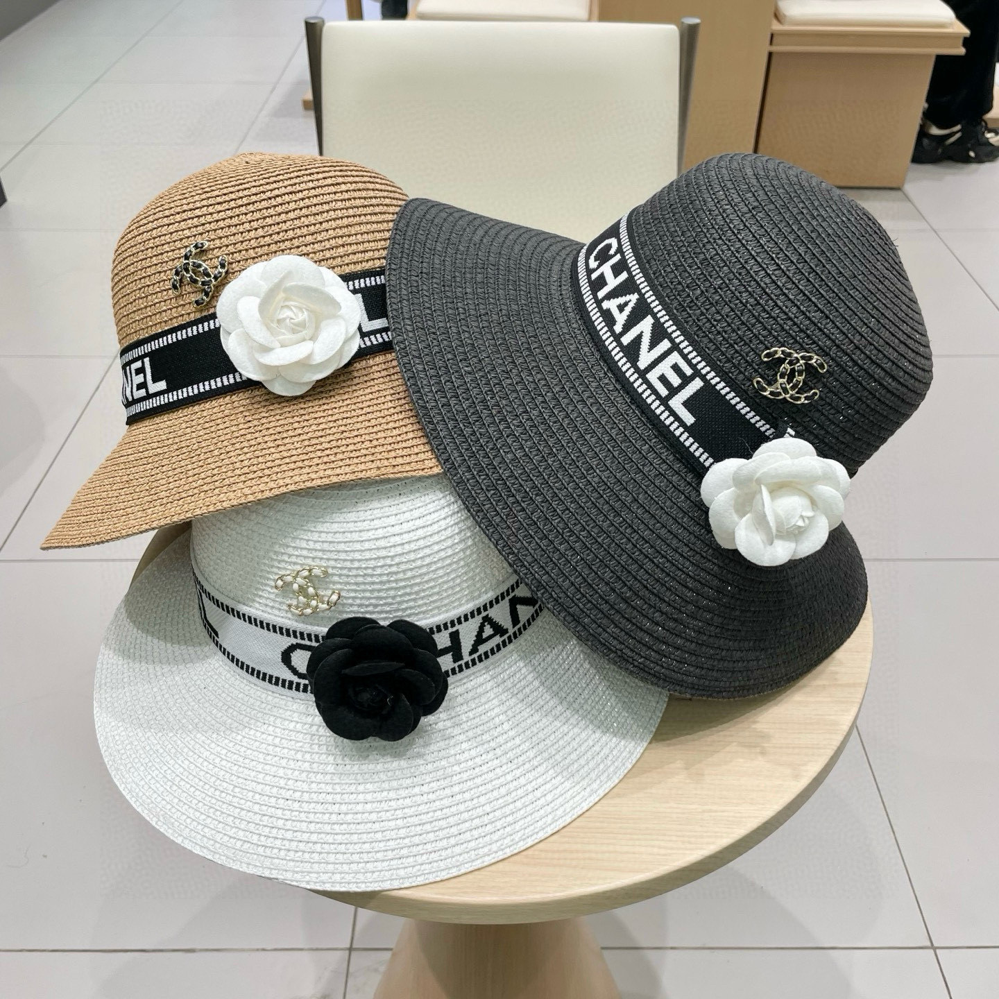  Chanel 渔夫帽子女夏季圆顶帽日系百搭出游防晒草帽韩版字母织带遮阳盆帽