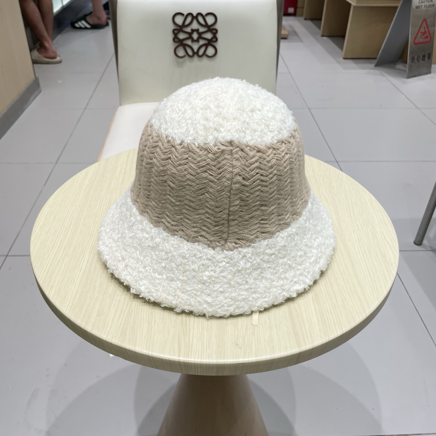 ＬＯＥＷＥ罗意威毛绒条纹水桶帽秋冬可折叠显脸小保暖圆顶渔夫帽针织盆帽