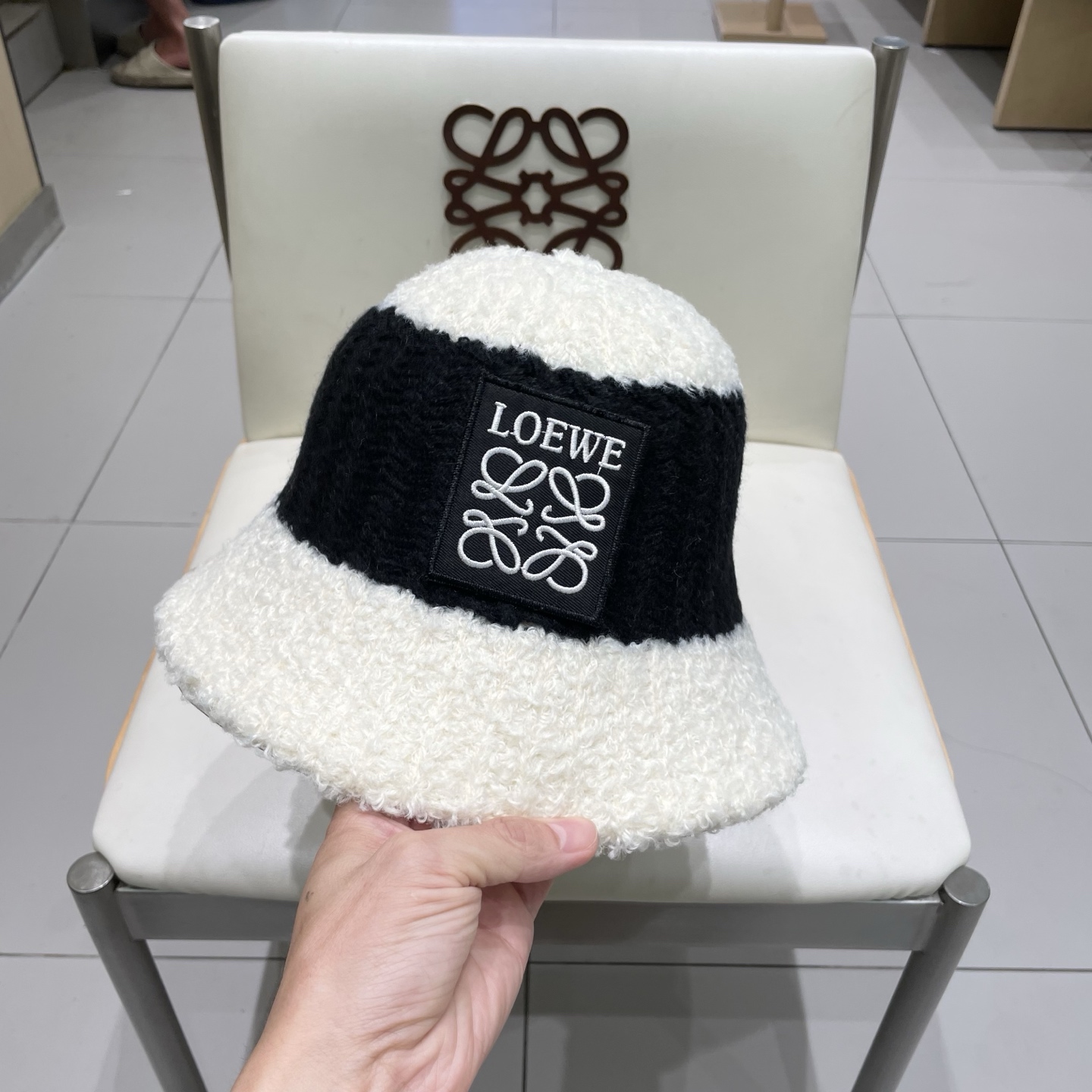 ＬＯＥＷＥ罗意威毛绒条纹水桶帽秋冬可折叠显脸小保暖圆顶渔夫帽针织盆帽