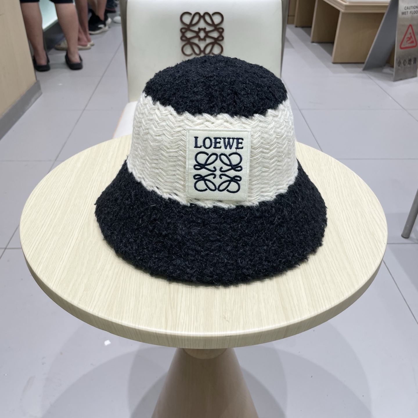 NO:617719,ＬＯＥＥＥLoewe Plush Striped Bucket Hat Autumn and Winter Foldable Face Revealing Small Warm Dome Fisherman Hat Knitted Basin Hat Hat Fisherman Hat Baseball Cap Knitted Hat, Hat, loewe, espadrilles, hats19860909ＬＯＥＷＥ罗意威毛绒条纹水桶帽秋冬可折叠显脸小保暖圆顶渔夫帽针织盆帽帽子渔夫帽棒球帽针织帽,帽子,loewe,espadrilles,hats,hat