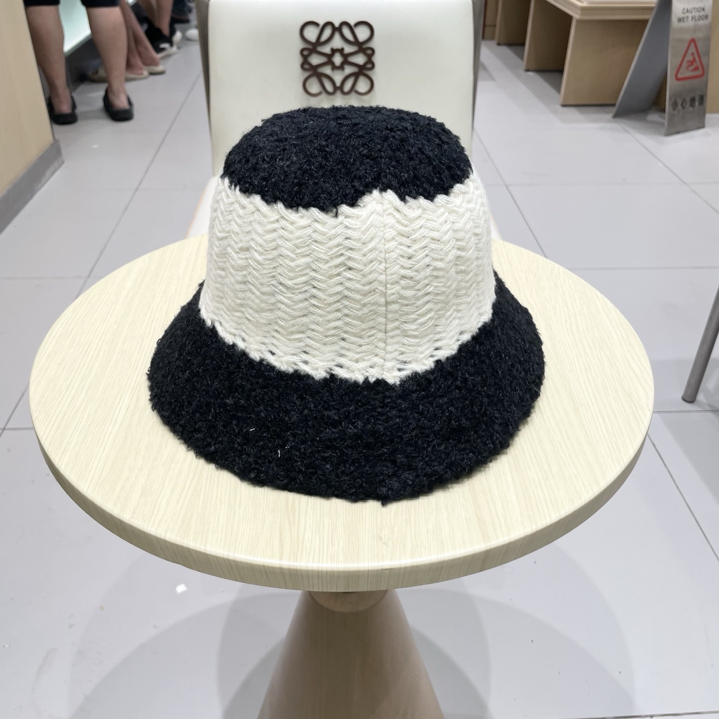 ＬＯＥＷＥ罗意威毛绒条纹水桶帽秋冬可折叠显脸小保暖圆顶渔夫帽针织盆帽