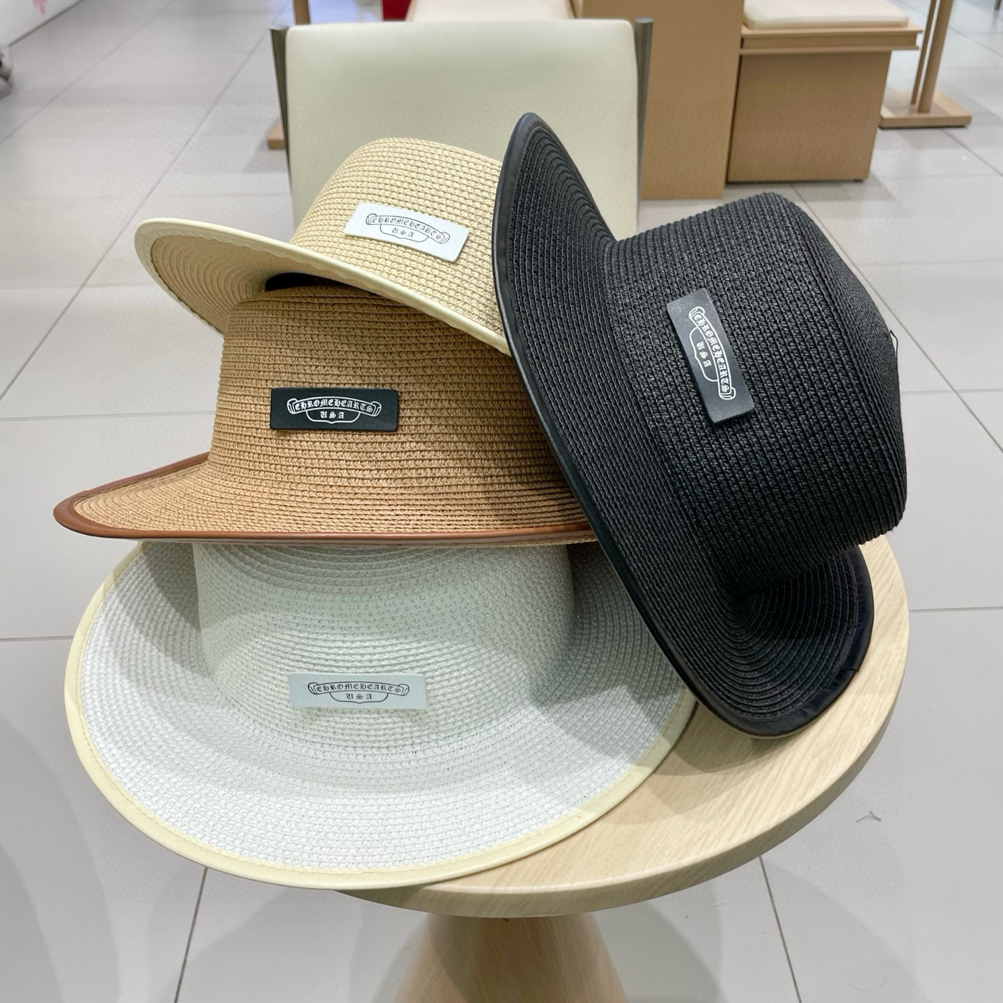  克罗心新款大沿草帽，网红时尚达人火爆单品，极简的风格，时尚感超强利落百搭时尚！遮脸显瘦！遮阳又时尚