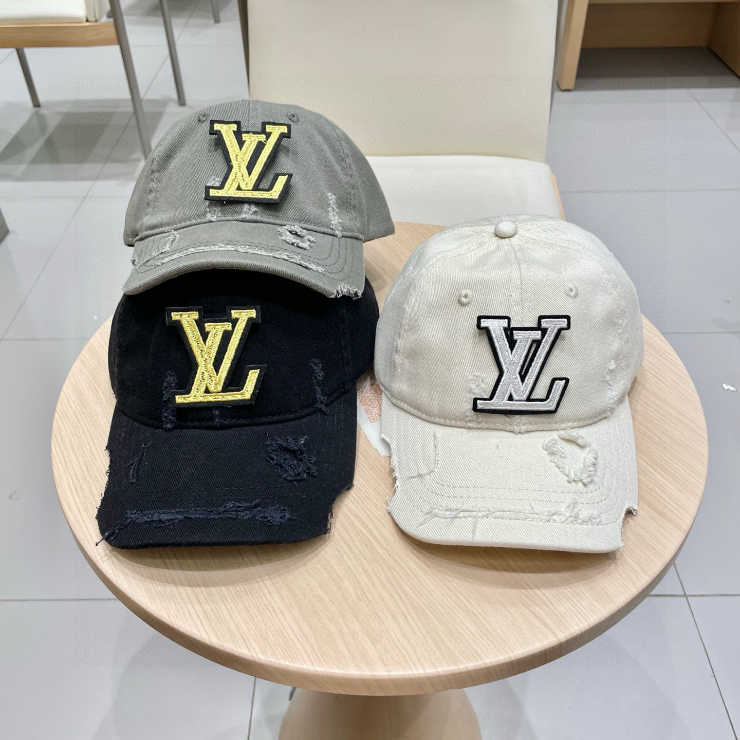  LV路易威登破洞棒球帽🧢轻盈透气。完美版型，独家实物拍摄，男女适用