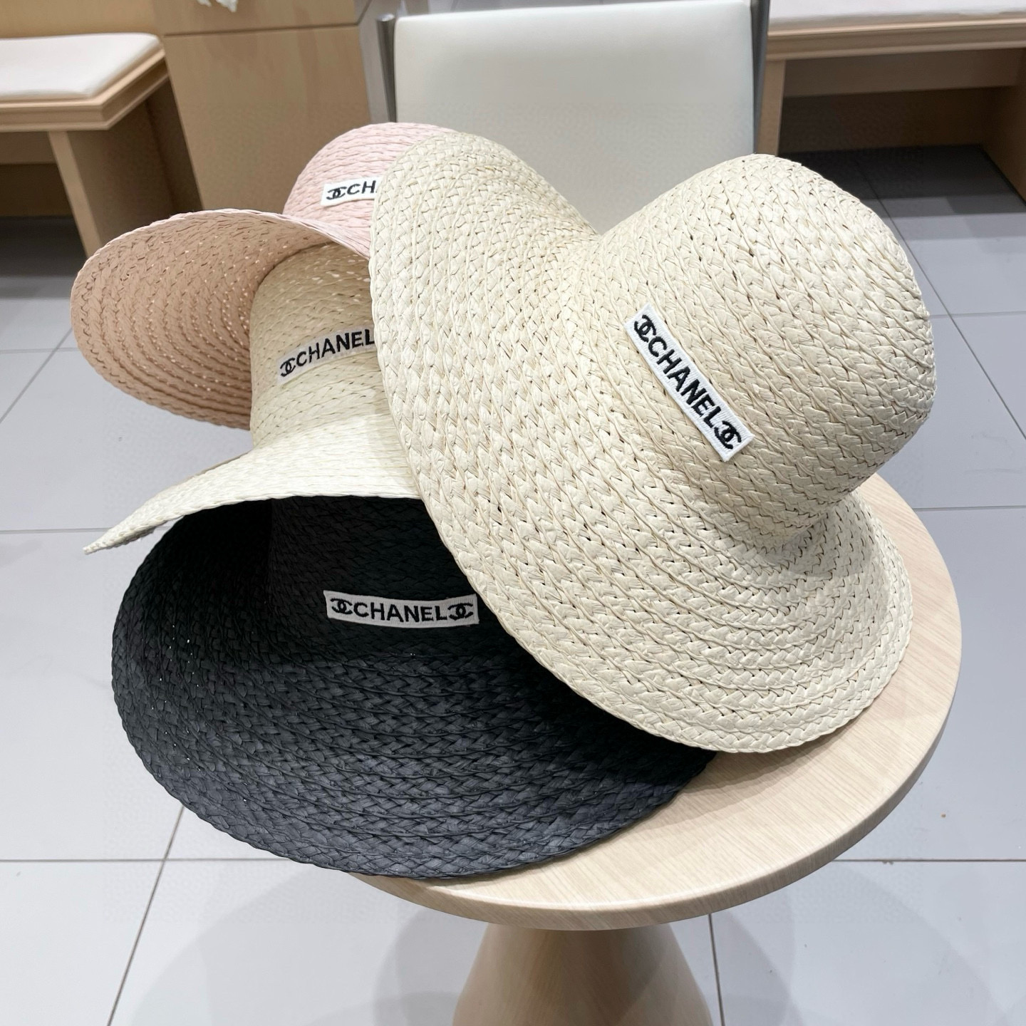  CHANEL香奈儿 2025新款草编遮阳大帽檐草帽🤩沙滩风格，简约大方，百搭单品～外出首选，新款帽型超