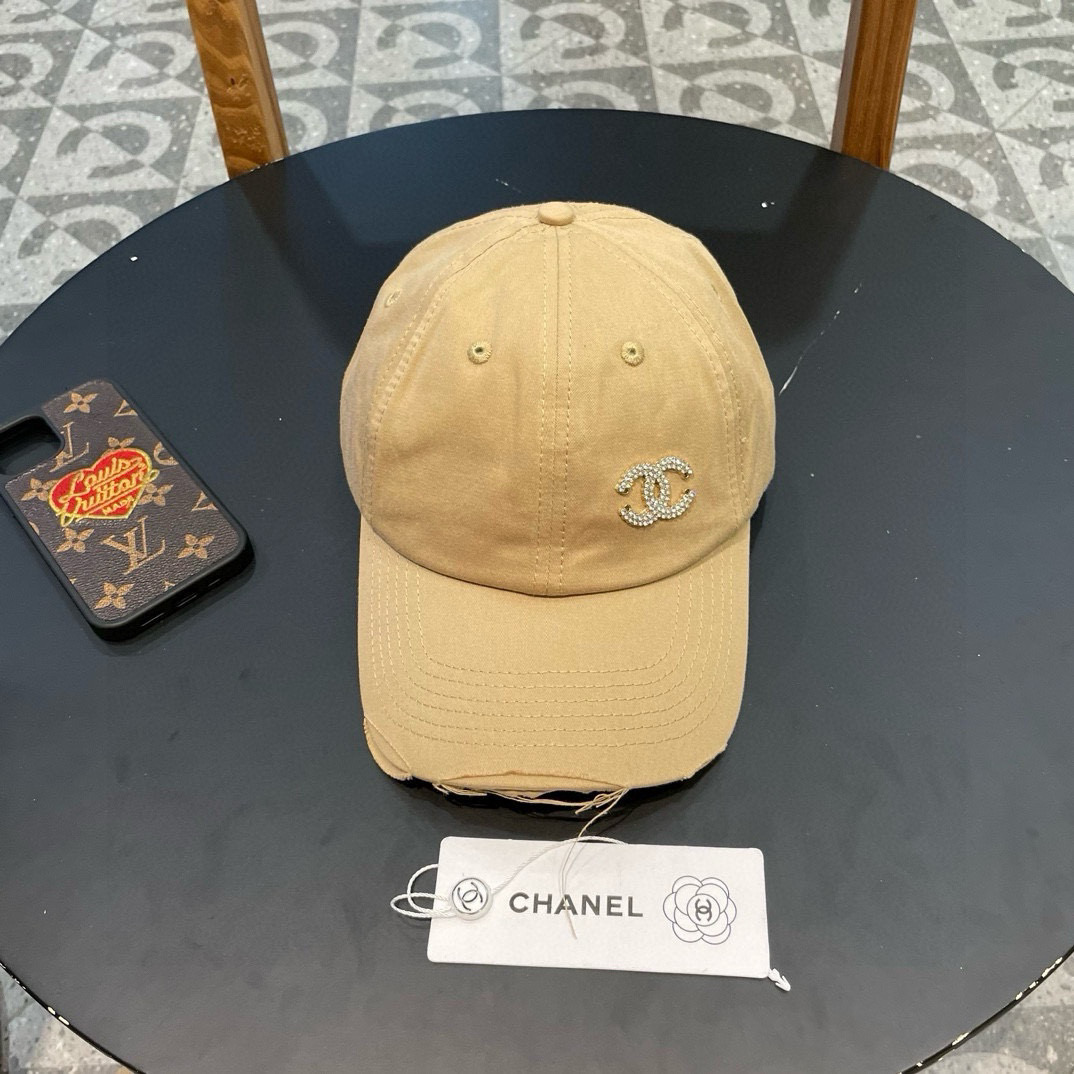  🧢香奈儿Chanel棒球帽🧢，时尚经典款！
可以戴N多年的款式，全棉材质，超舒适，一年四季都是陪你搭配