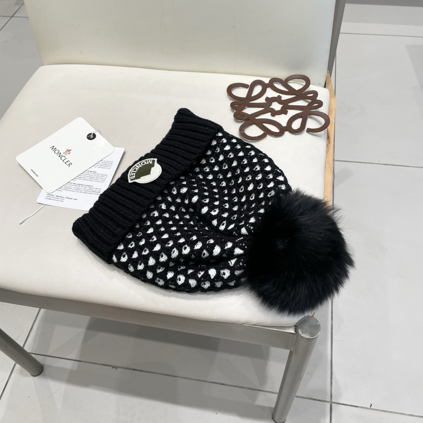 蒙口。经典蒙口毛线帽！配真狐狸毛球小姐姐的冬日最爱～随便搭配什么衣服都好看！又减龄又显可爱的一款～颜色很多，随心百搭～毛