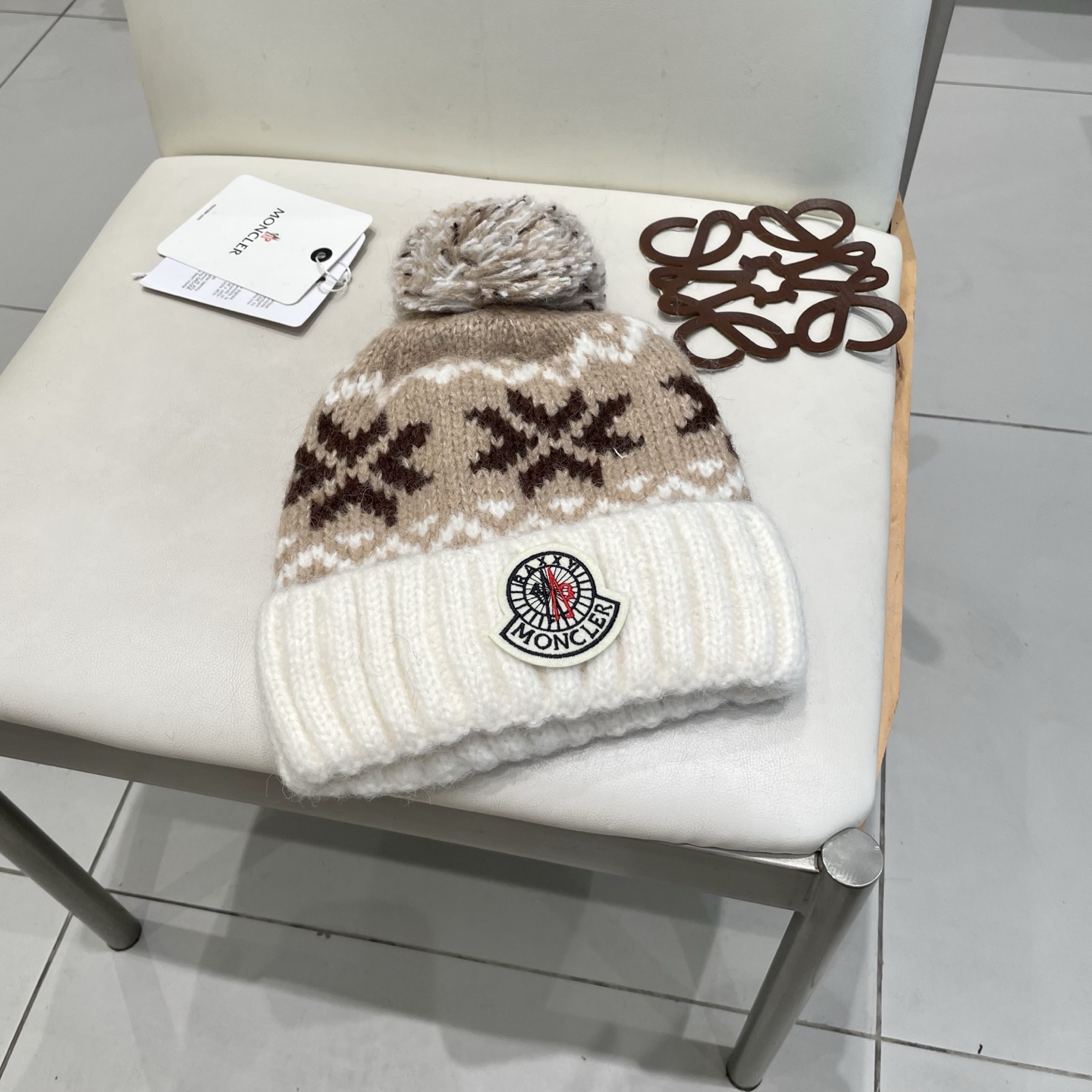 NO:617717,Moncler muzzle warm and versatile winter cute circular knitted hat for women autumn colorful fur ball ear pullover woolen hat winter Korean style top hat fisherman hat baseball cap knitted hat, hat, Moncler, espadrilles, hats19860909Moncler蒙口保暖百搭冬可爱圆针织帽帽女秋彩色毛球耳套头毛线帽冬季韩版顶护帽子渔夫帽棒球帽针织帽,帽子,Moncler,espadrilles,hats,hat