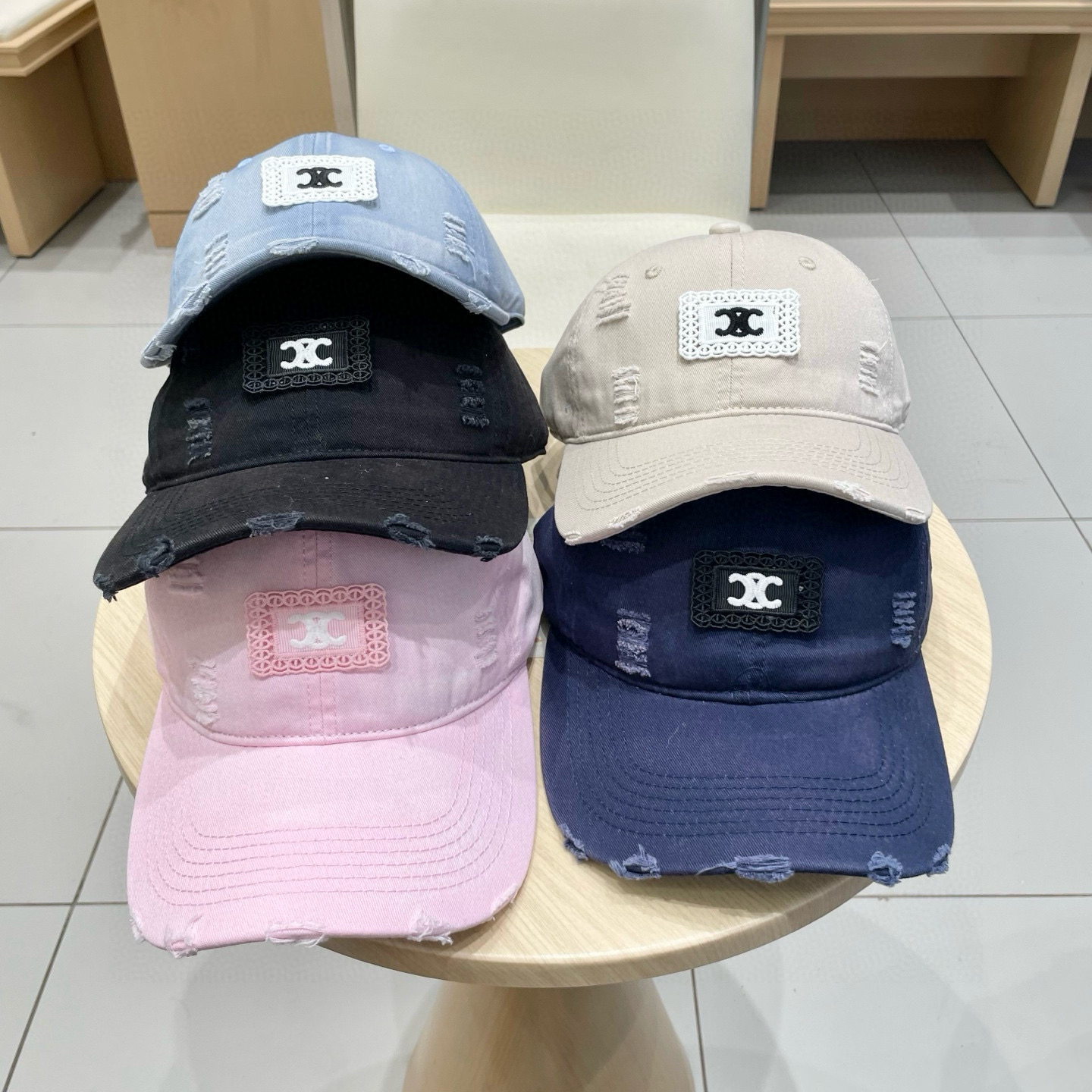  CELINE 塞琳 新款 🆕 棒球帽 🧢 
logo比较小一点 楦型 通通不一专柜热卖款轻盈透气
完美