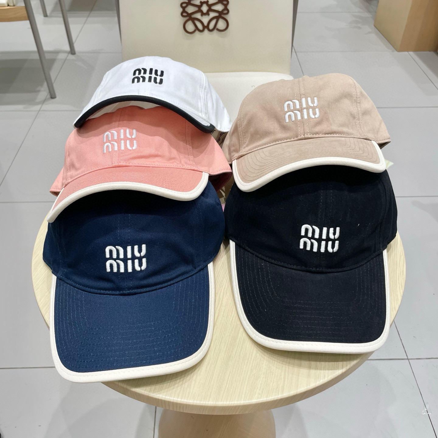  .  【Miumiu缪缪】新款订单款刺绣棒球帽🧢大牌款超好搭配，赶紧入手！