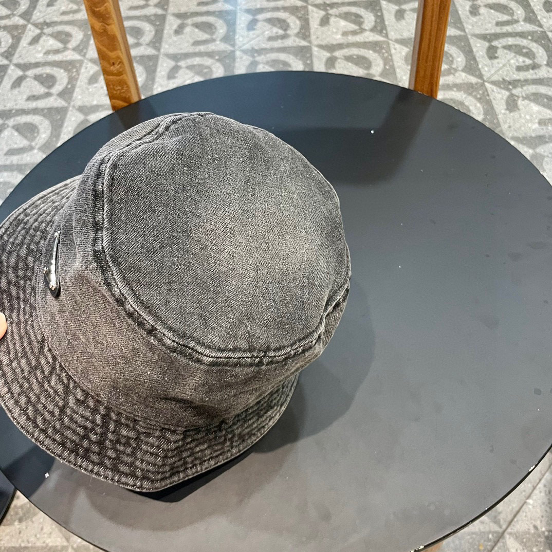  Pr@da 普拉达牛仔布三角渔夫帽
洗水牛仔色，秀场同款，面料柔软舒适
百搭休闲款，闭眼入！