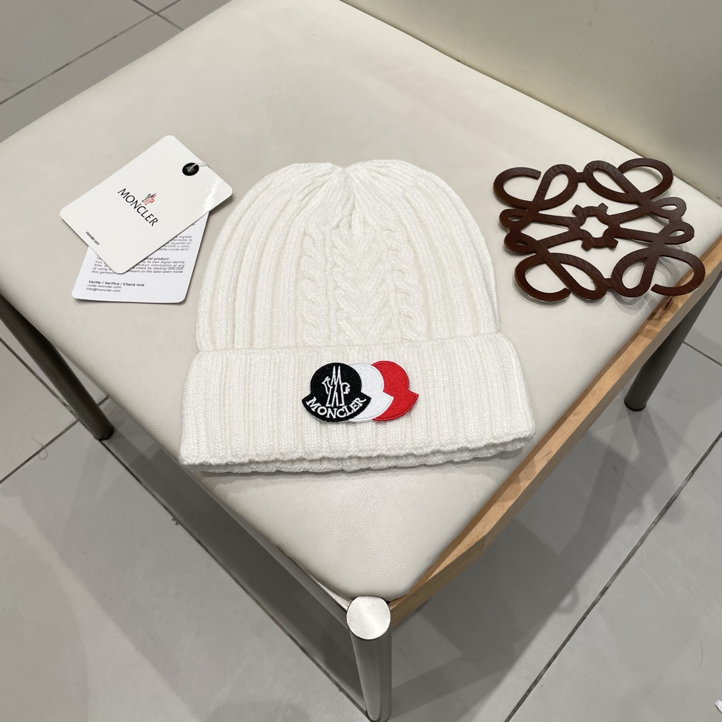  蒙口MONCLER高品质针织兔羊毛毛线帽
超经典不过时的一款秋冬冷帽🥶
懂货的小姐姐必入款，帽型质量市