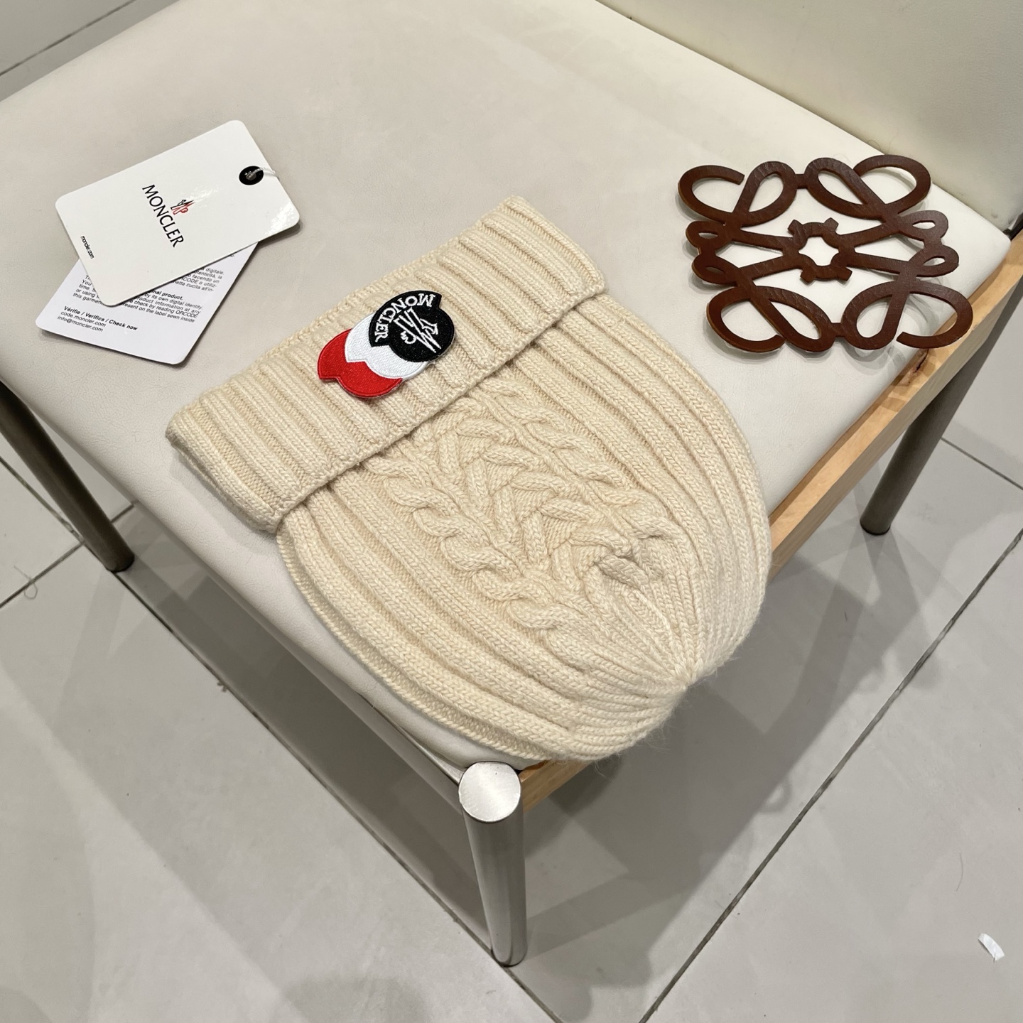 蒙口MONCLER高品质针织兔羊毛毛线帽
超经典不过时的一款秋冬冷帽🥶
懂货的小姐姐必入款，帽型质量市