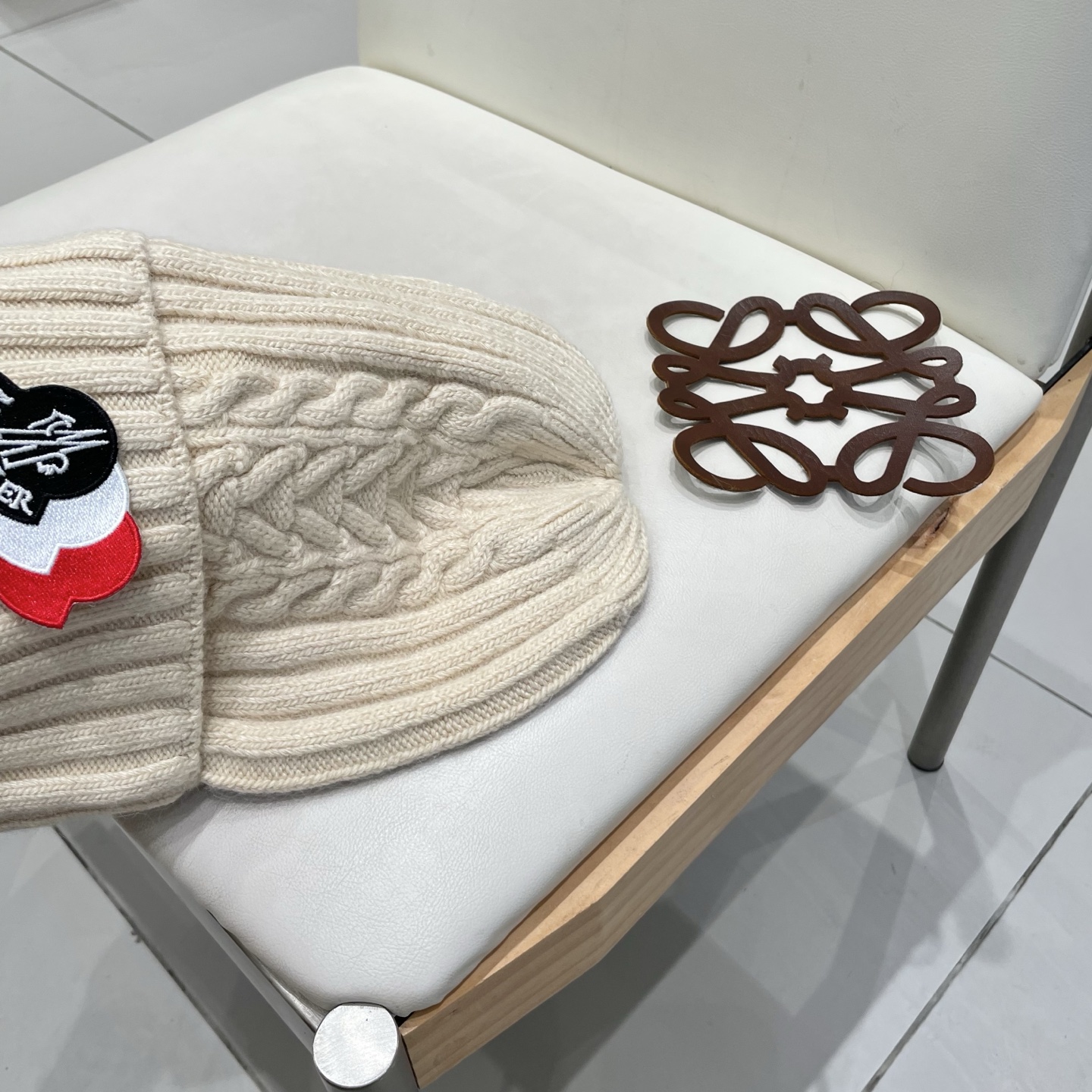  蒙口MONCLER高品质针织兔羊毛毛线帽
超经典不过时的一款秋冬冷帽🥶
懂货的小姐姐必入款，帽型质量市