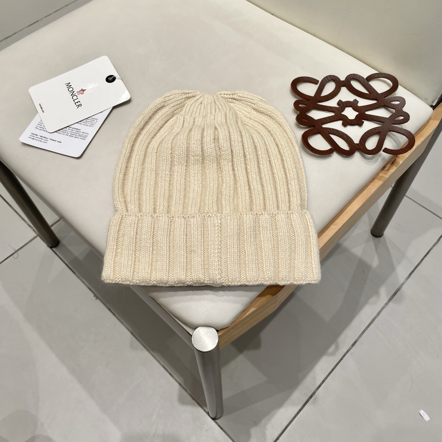  蒙口MONCLER高品质针织兔羊毛毛线帽
超经典不过时的一款秋冬冷帽🥶
懂货的小姐姐必入款，帽型质量市