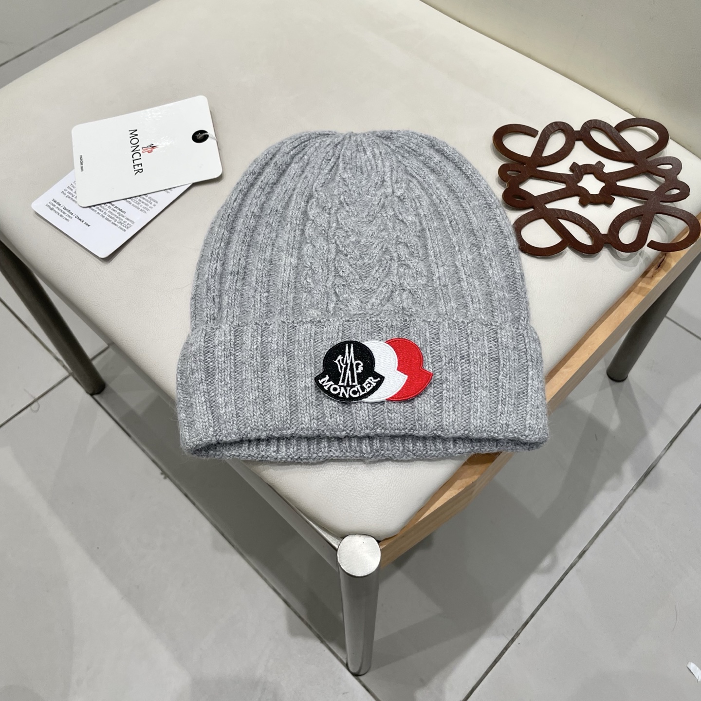  蒙口MONCLER高品质针织兔羊毛毛线帽
超经典不过时的一款秋冬冷帽🥶
懂货的小姐姐必入款，帽型质量市