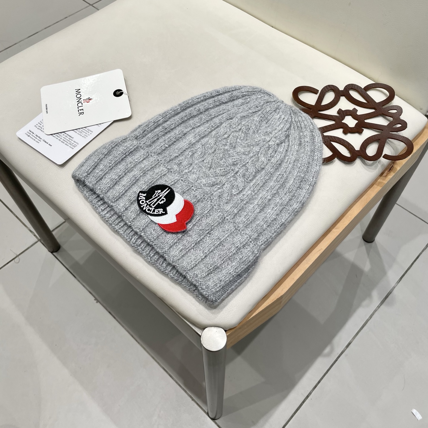  蒙口MONCLER高品质针织兔羊毛毛线帽
超经典不过时的一款秋冬冷帽🥶
懂货的小姐姐必入款，帽型质量市