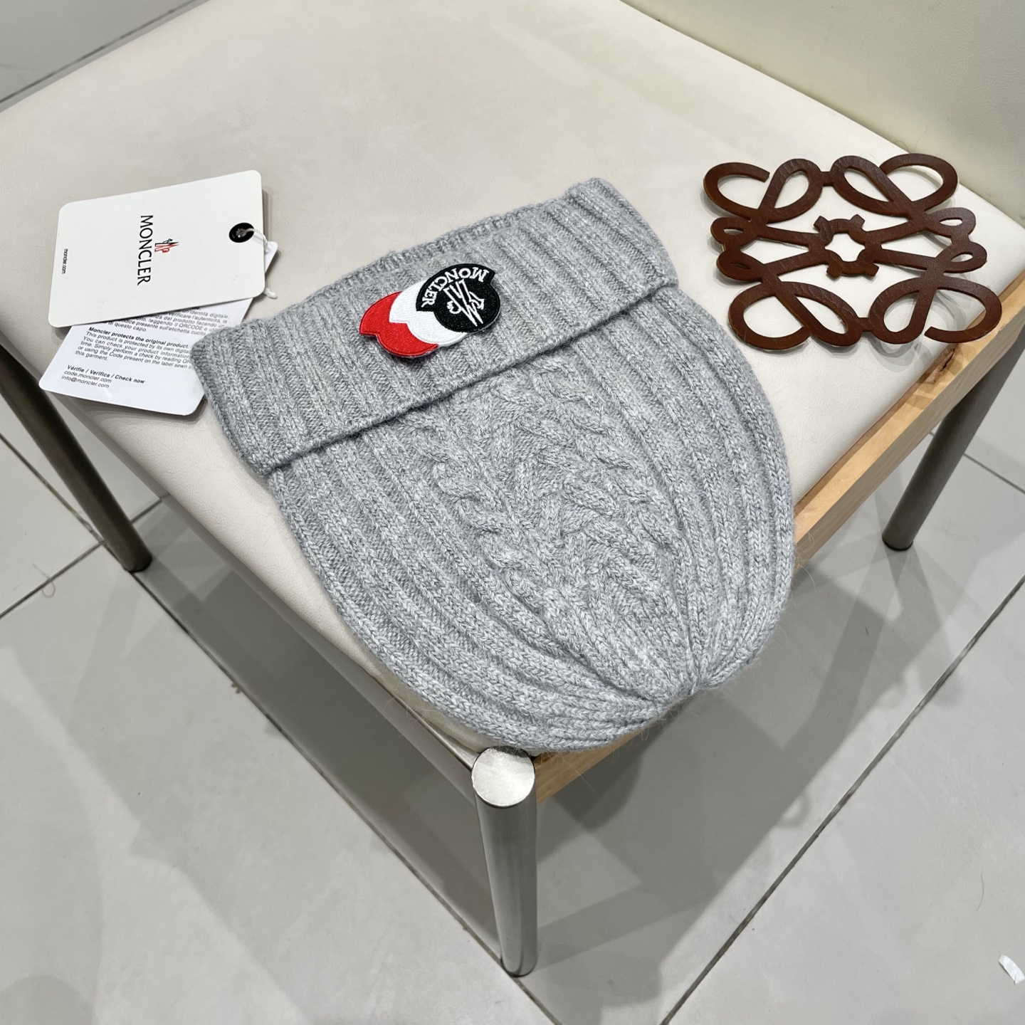  蒙口MONCLER高品质针织兔羊毛毛线帽
超经典不过时的一款秋冬冷帽🥶
懂货的小姐姐必入款，帽型质量市