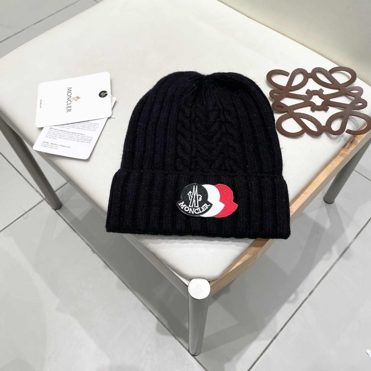  蒙口MONCLER高品质针织兔羊毛毛线帽
超经典不过时的一款秋冬冷帽🥶
懂货的小姐姐必入款，帽型质量市