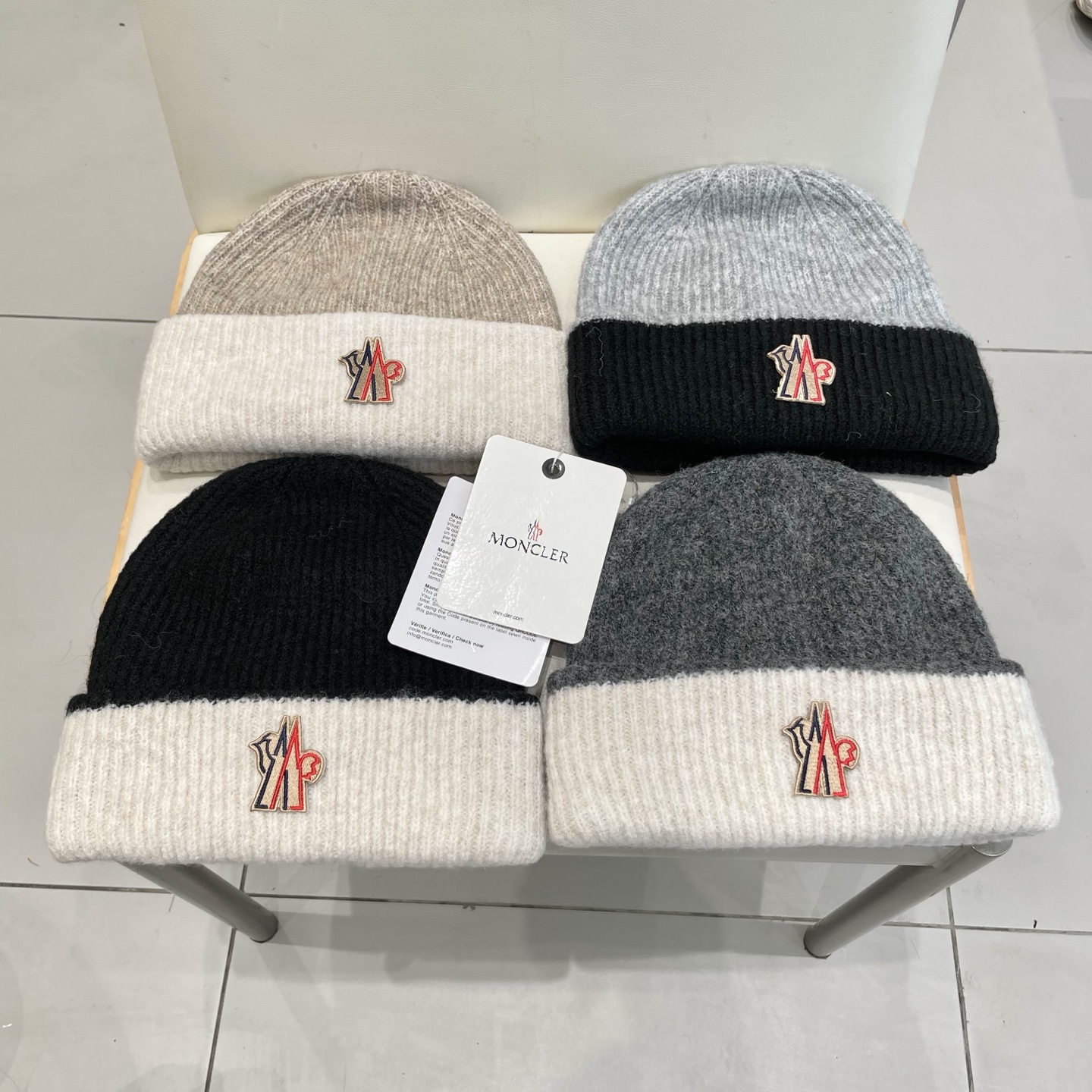  MONCLER蒙口🎩羊毛针织毛线帽，好品质高端大气，超柔软！超火爆💖质感很赞，出街超好搭配！时尚潮流！