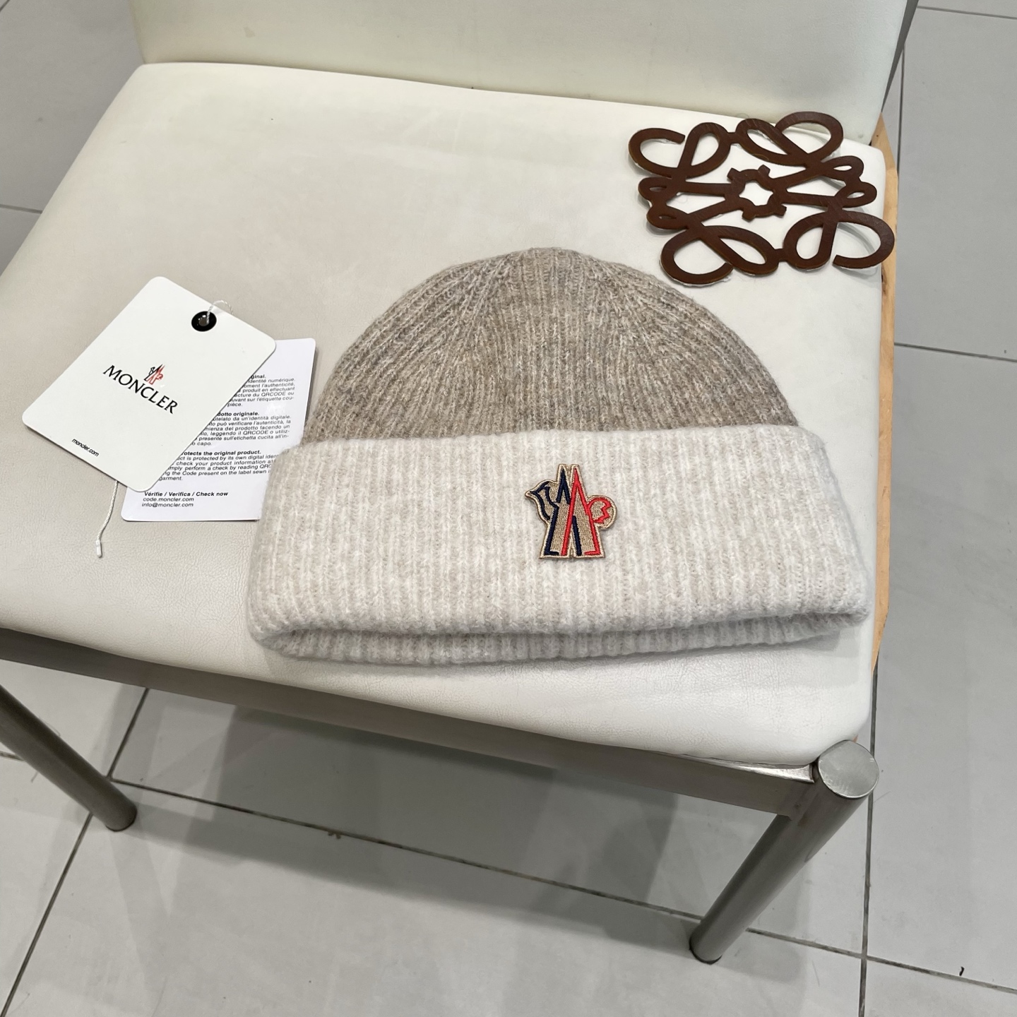 MONCLER蒙口🎩羊毛针织毛线帽，好品质高端大气，超柔软！超火爆💖质感很赞，出街超好搭配！时尚潮流！冬