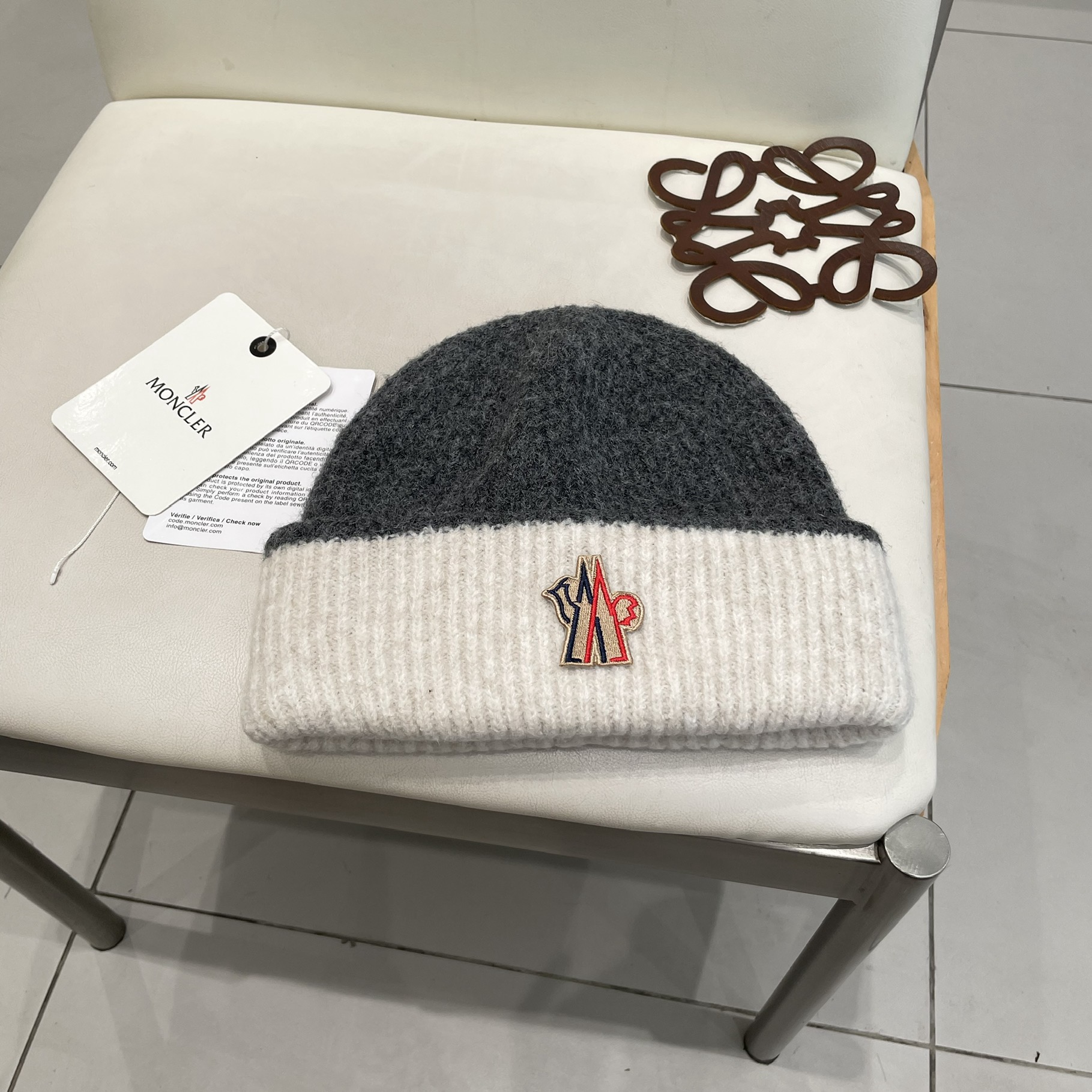 MONCLER蒙口🎩羊毛针织毛线帽，好品质高端大气，超柔软！超火爆💖质感很赞，出街超好搭配！时尚潮流！冬
