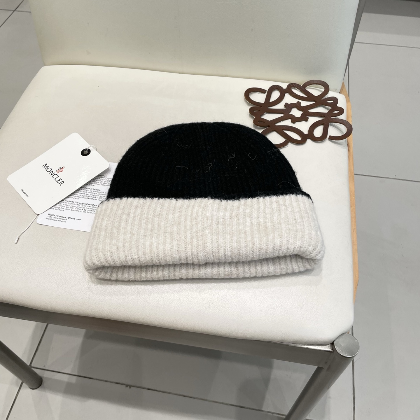 MONCLER蒙口🎩羊毛针织毛线帽，好品质高端大气，超柔软！超火爆💖质感很赞，出街超好搭配！时尚潮流！冬