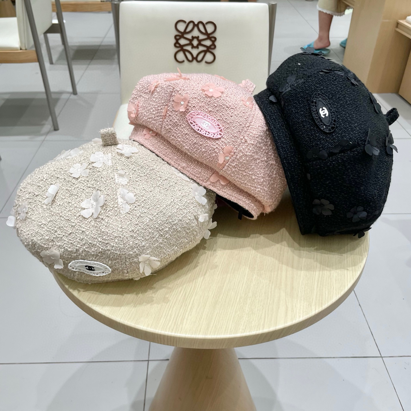  CHANEL香奈儿新款早秋款花朵🌺款式贝雷帽🔸 节假日旅游带它出去美美哒❕  中古款哟.这种帽子不容易