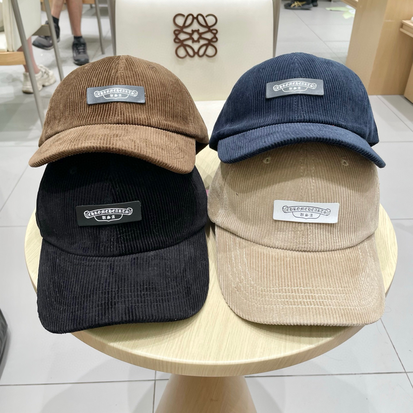  克罗心 秋季新款 灯芯绒棒球帽🧢
小标几个颜色真的很耐看
整个帽型软顶设计 戴上去和头部完美贴合非常舒