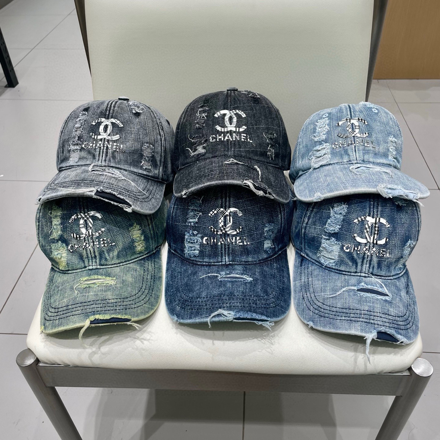   CHANEL香奈儿新款🆕牛仔蓝复古款式棒球帽🔸 节假日旅游带它出去美美哒❕  中古款哟.这种帽子不容