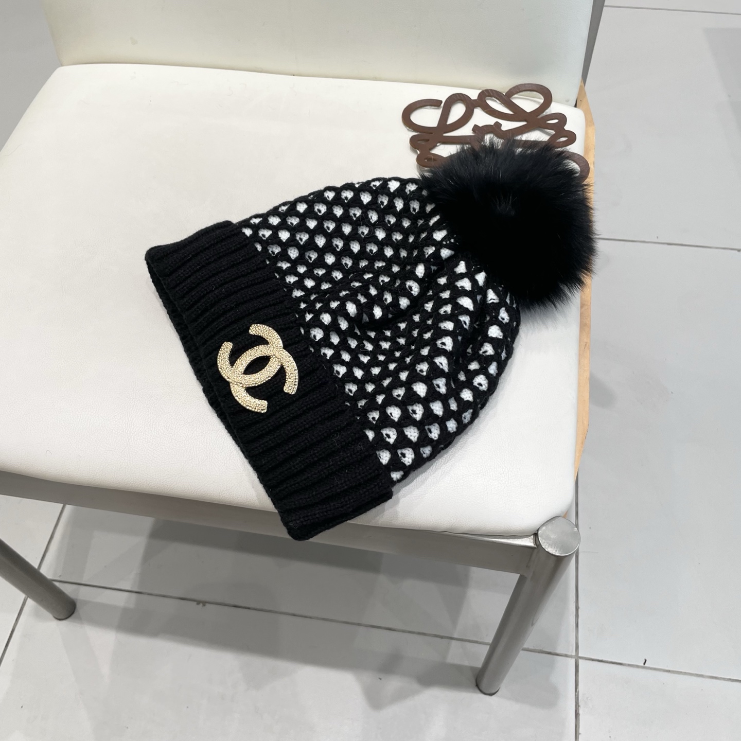 Chanel香奈儿秋冬配狐狸毛球网红时尚博主推荐款毛线帽，小红书爆款，手感超柔软舒适的针织线帽，弹性极佳！